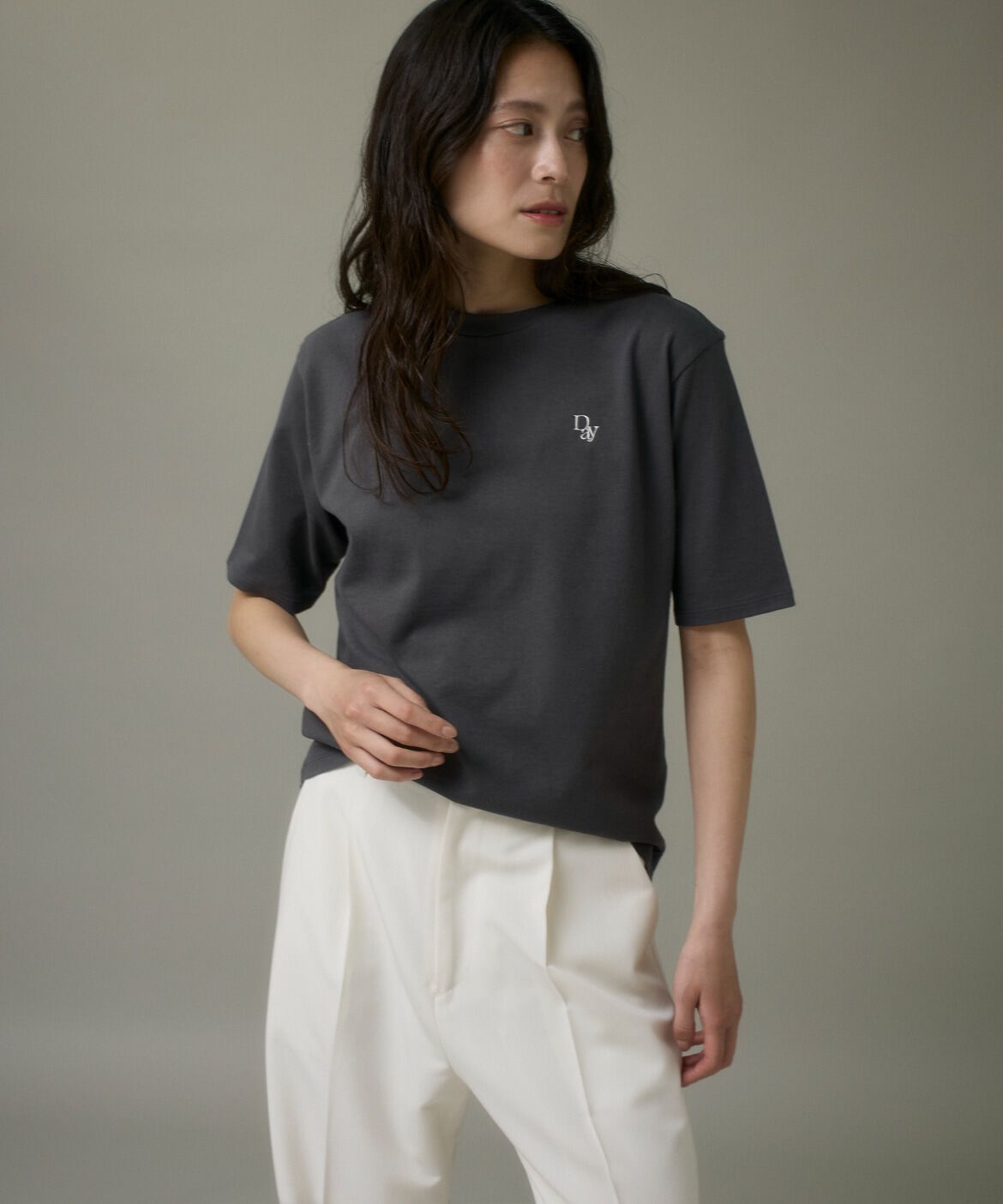 DAY by DAY it&rsquo;s international「ロゴ刺繍Tシャツ」|Tシャツ・カットソー|チャコールグ 3
