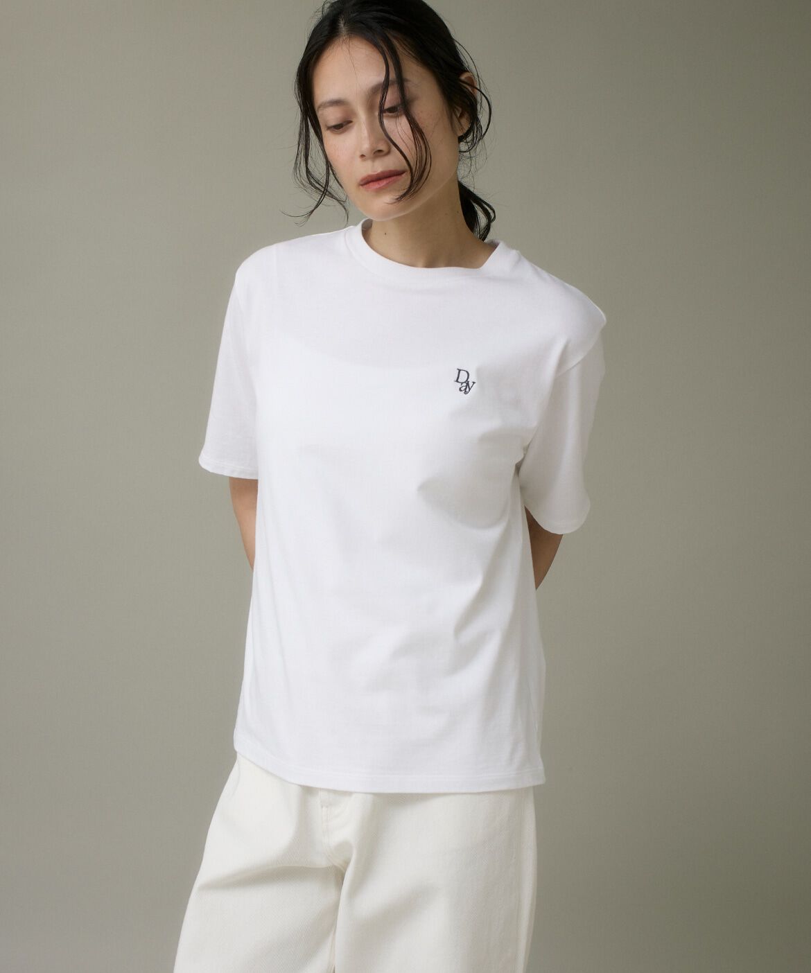 DAY by DAY it&rsquo;s international「ロゴ刺繍Tシャツ」|Tシャツ・カットソー|