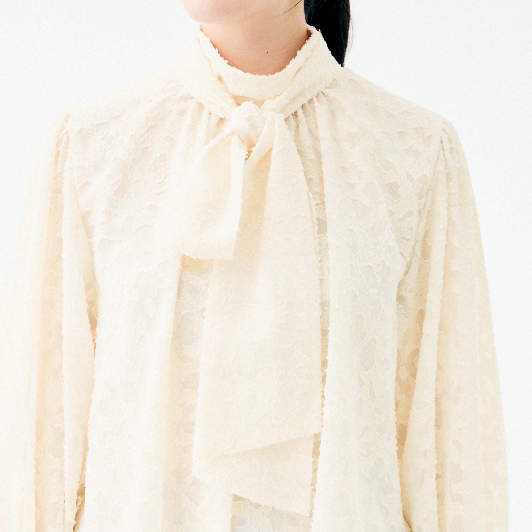 UNTITLED「【セレモニー/洗える/シアー】カットジャカード ボウタイブラウス」|シャツ・ブラウス|