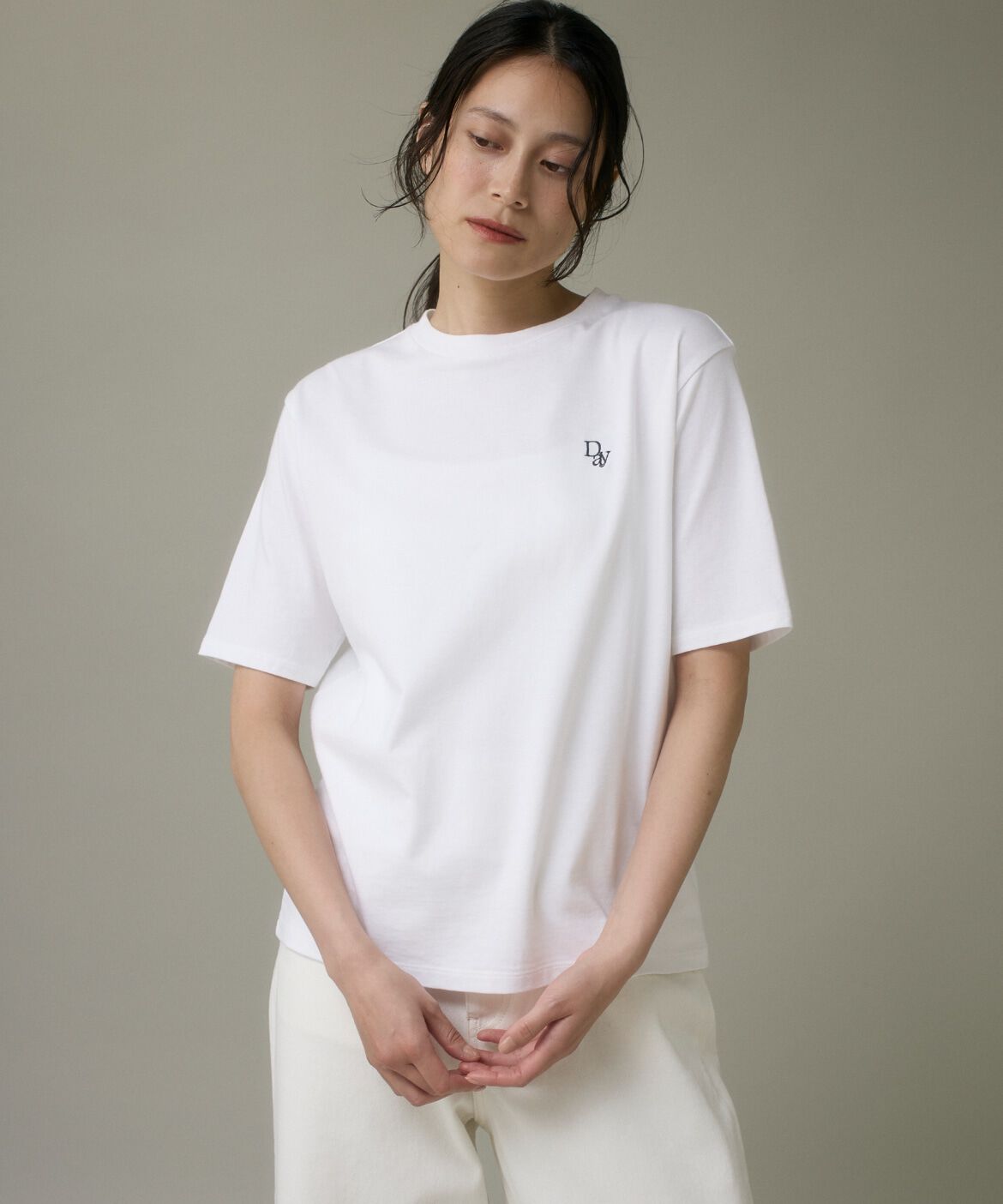 DAY by DAY it&rsquo;s international「ロゴ刺繍Tシャツ」|Tシャツ・カットソー|オフホワイト1