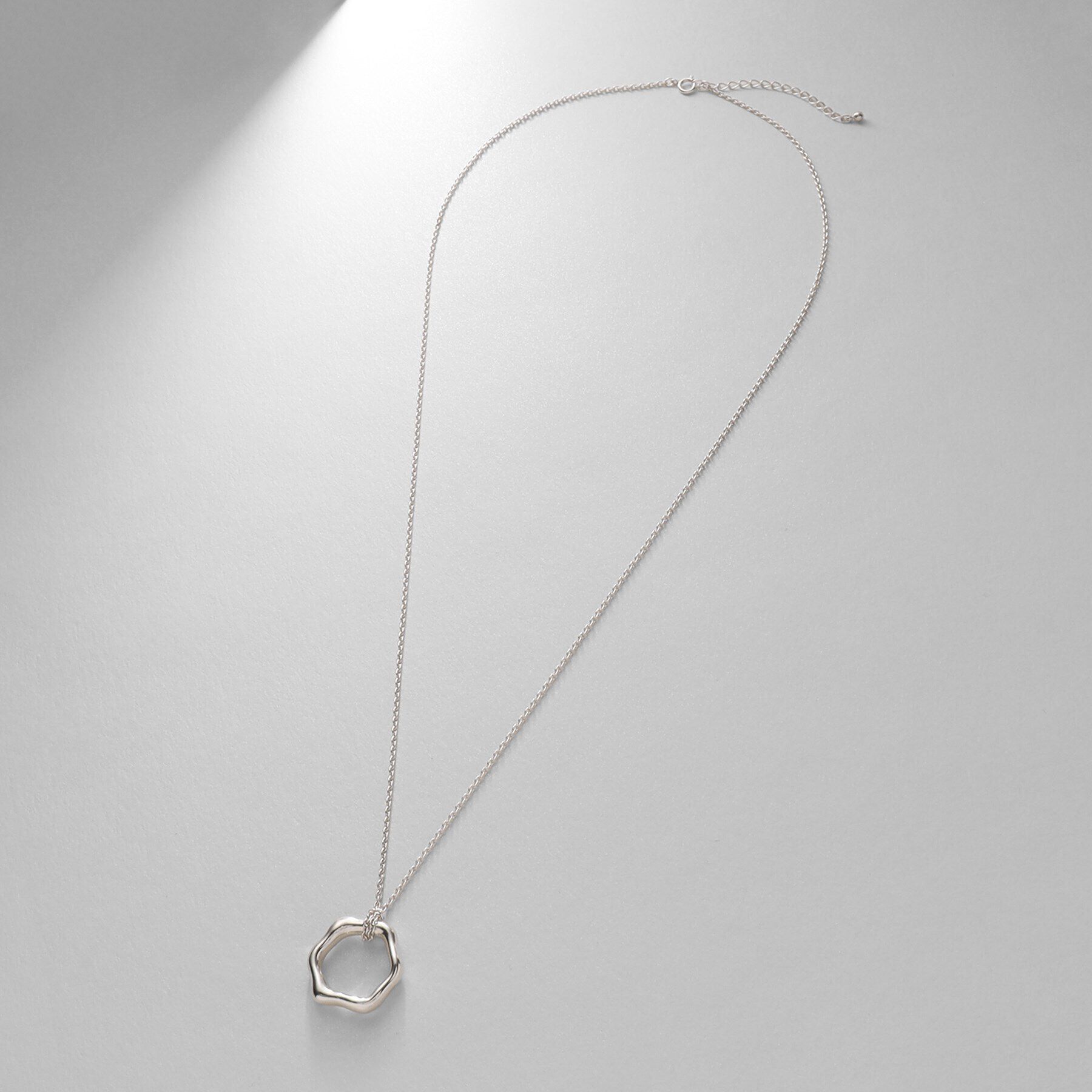 COCOSHNIK ONKITSCH「シルバー ニュアンスネックレス ヘキサゴン」|ネックレス|