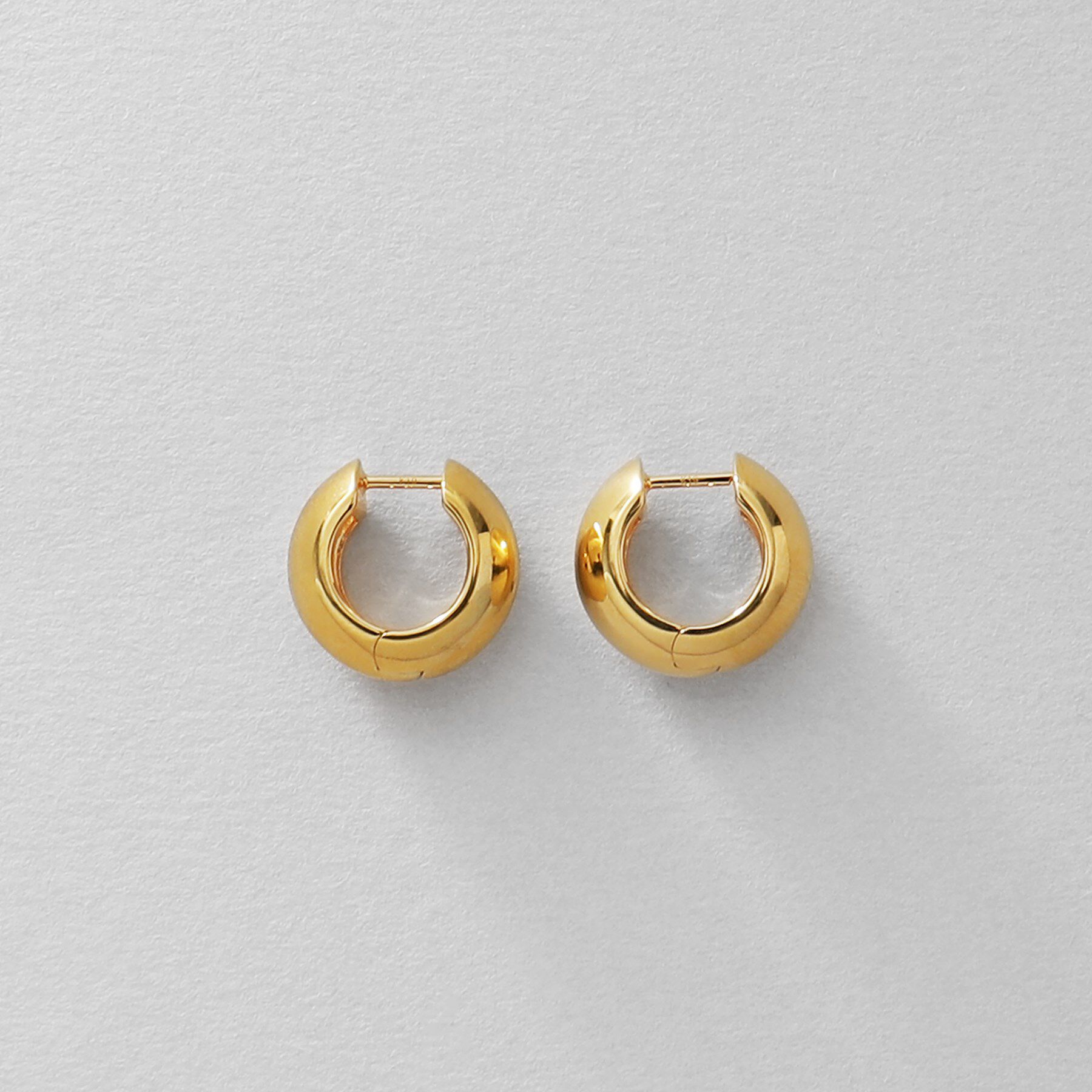 COCOSHNIK ONKITSCH「シルバー ハギーフープ リッジピアス GP」|ピアス|