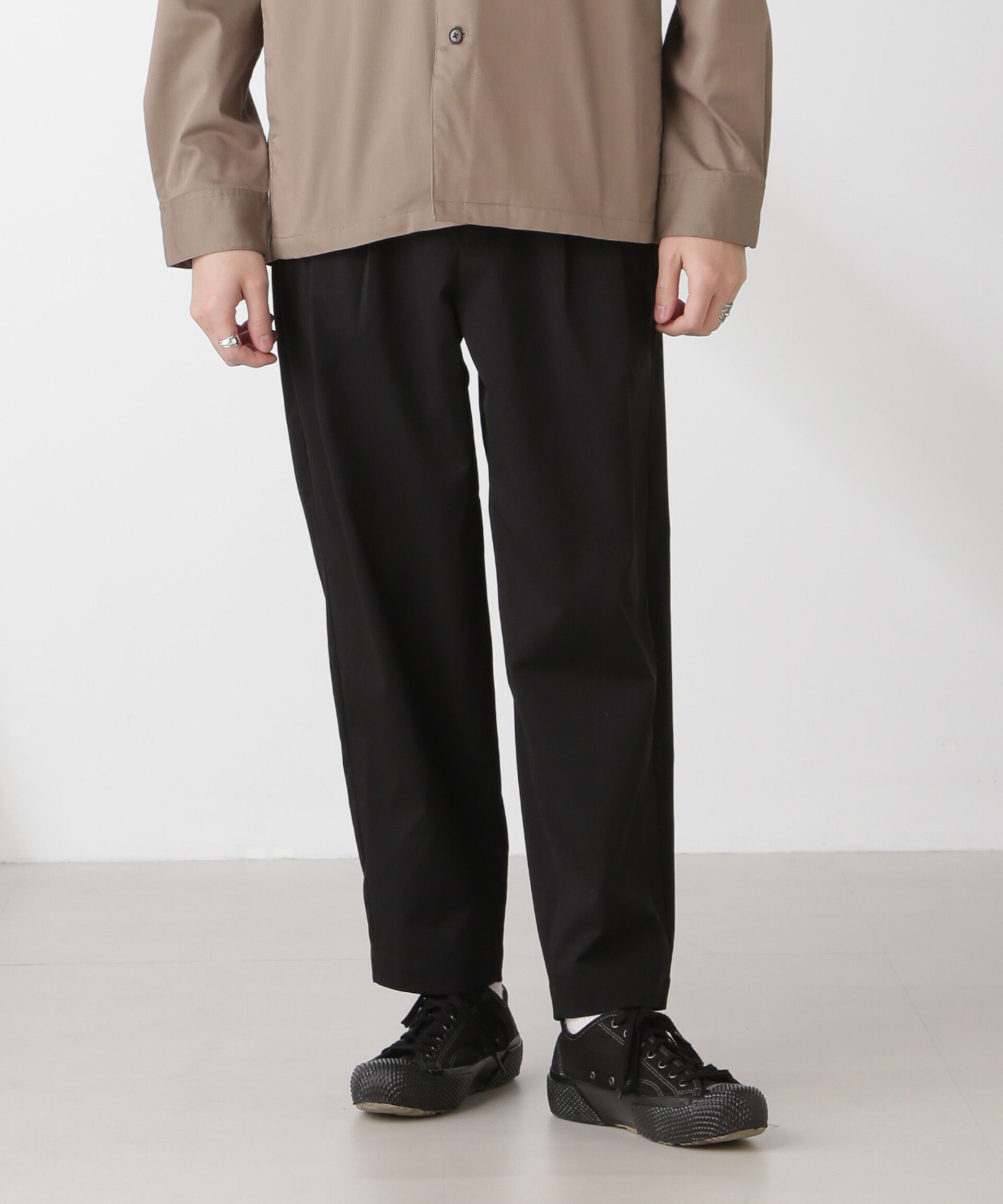 nano･universe「コットンライクツイルツータックテーパードイージーパンツ」|チノ|ブラック