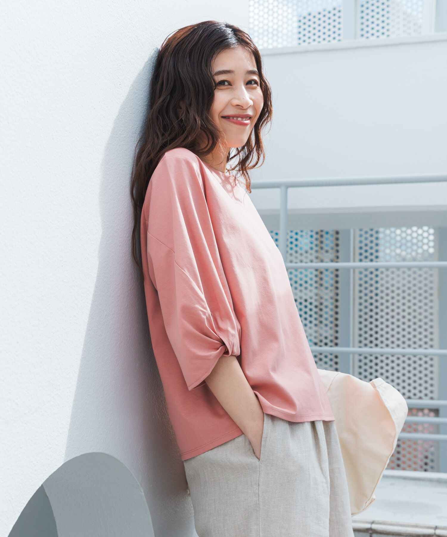 URBAN RESEARCH DOORS「『UR TECH』サマシェアツイストスリーブプルオーバー」|Tシャツ・カットソー|ピンク