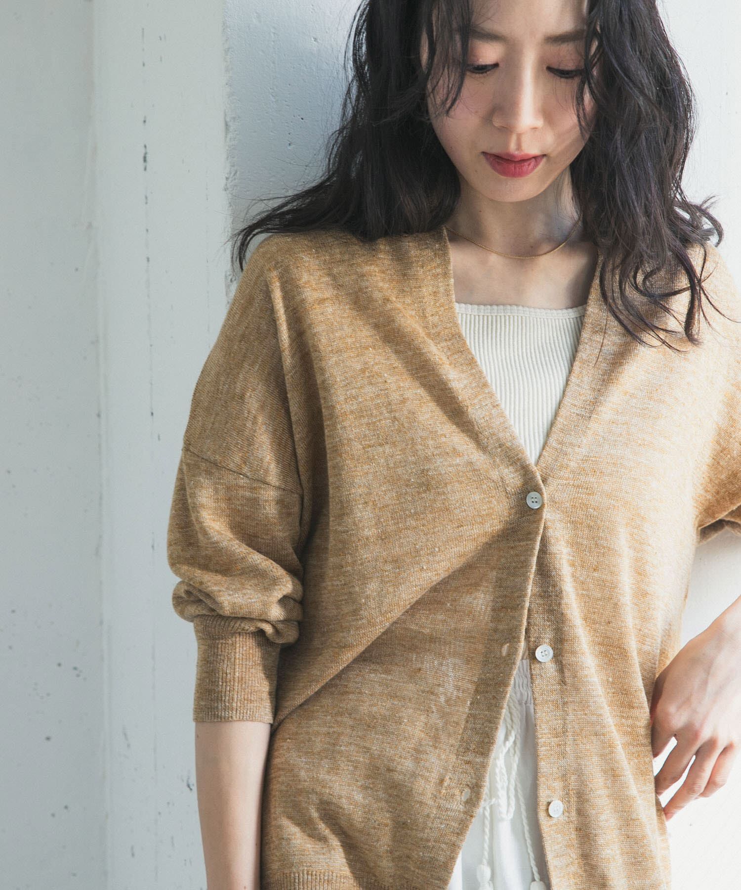 URBAN RESEARCH DOORS「リネンVネックカーディガン」|カーディガン|ベージュ系その他