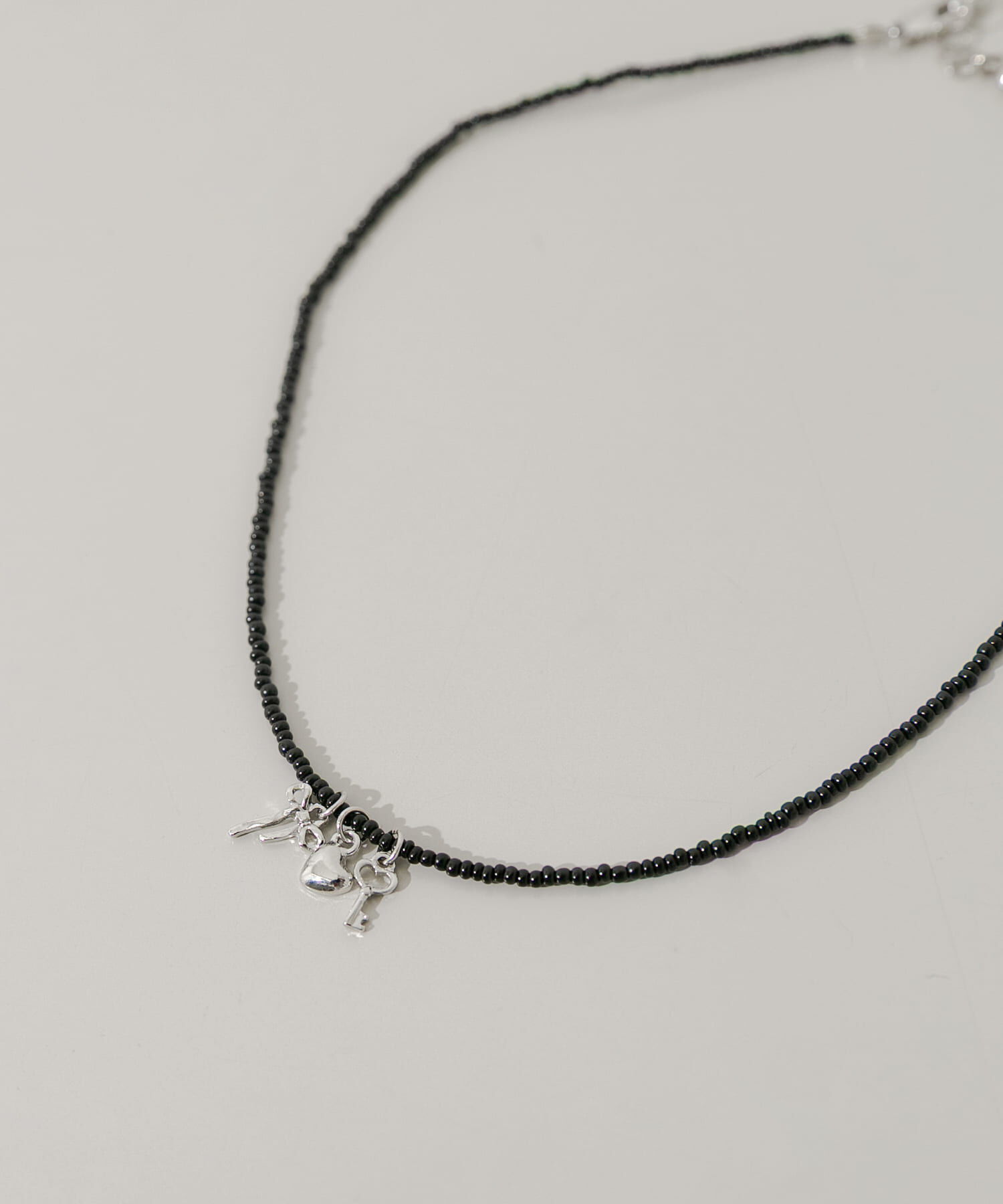 SMELLY「ミニチャームビーズネックレス」|ネックレス|ブラック系その他