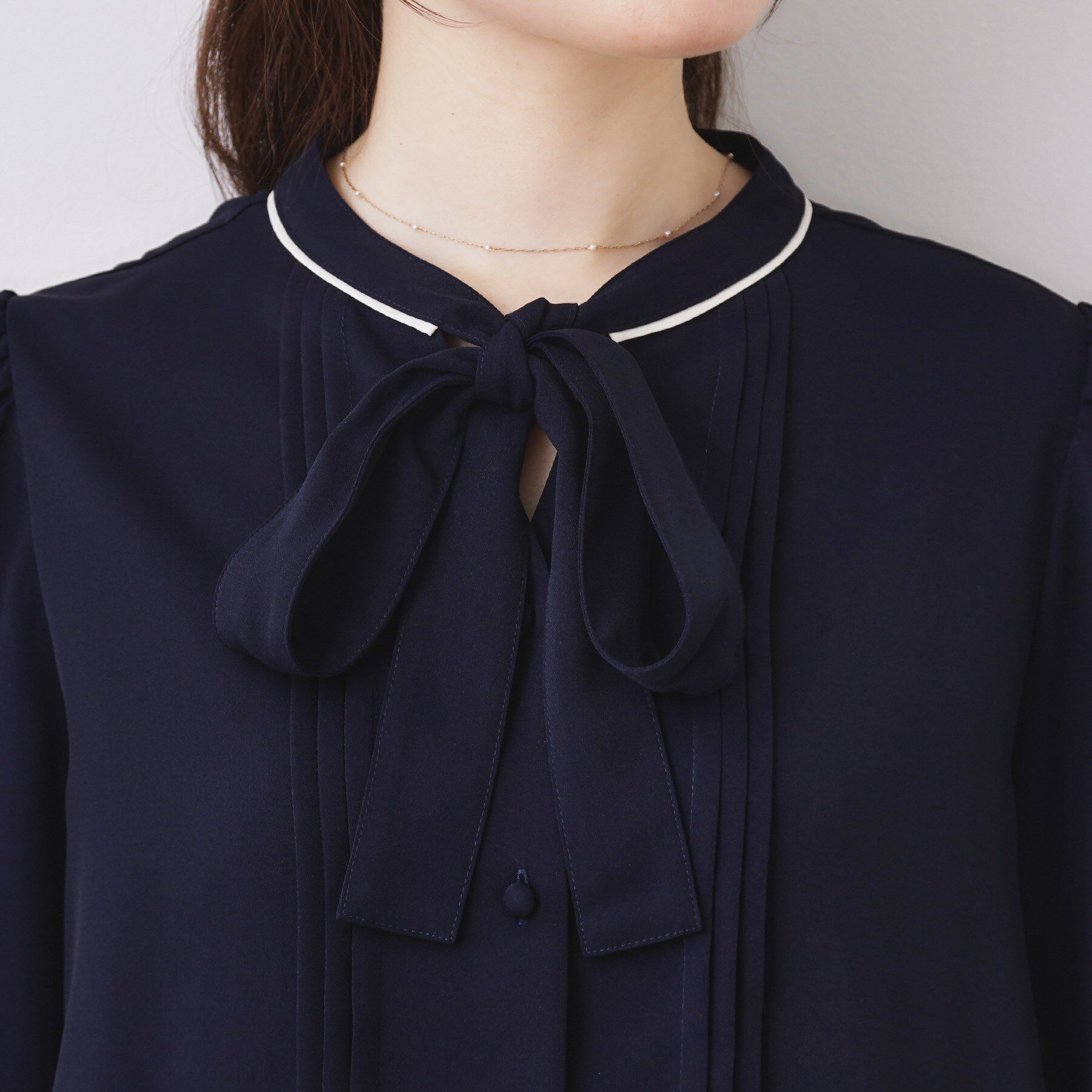 Couture broach「【ハレの日・通勤】配色タックタイブラウス」|シャツ・ブラウス|