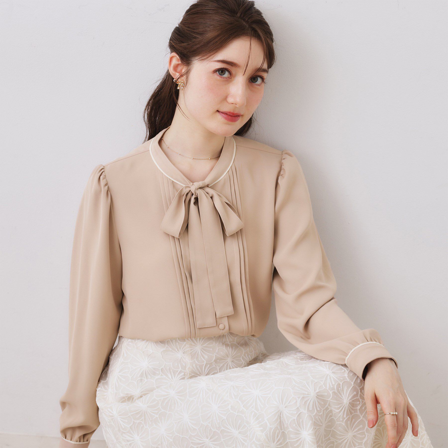 Couture broach「【ハレの日・通勤】配色タックタイブラウス」|シャツ・ブラウス|ピンクベージュ(55