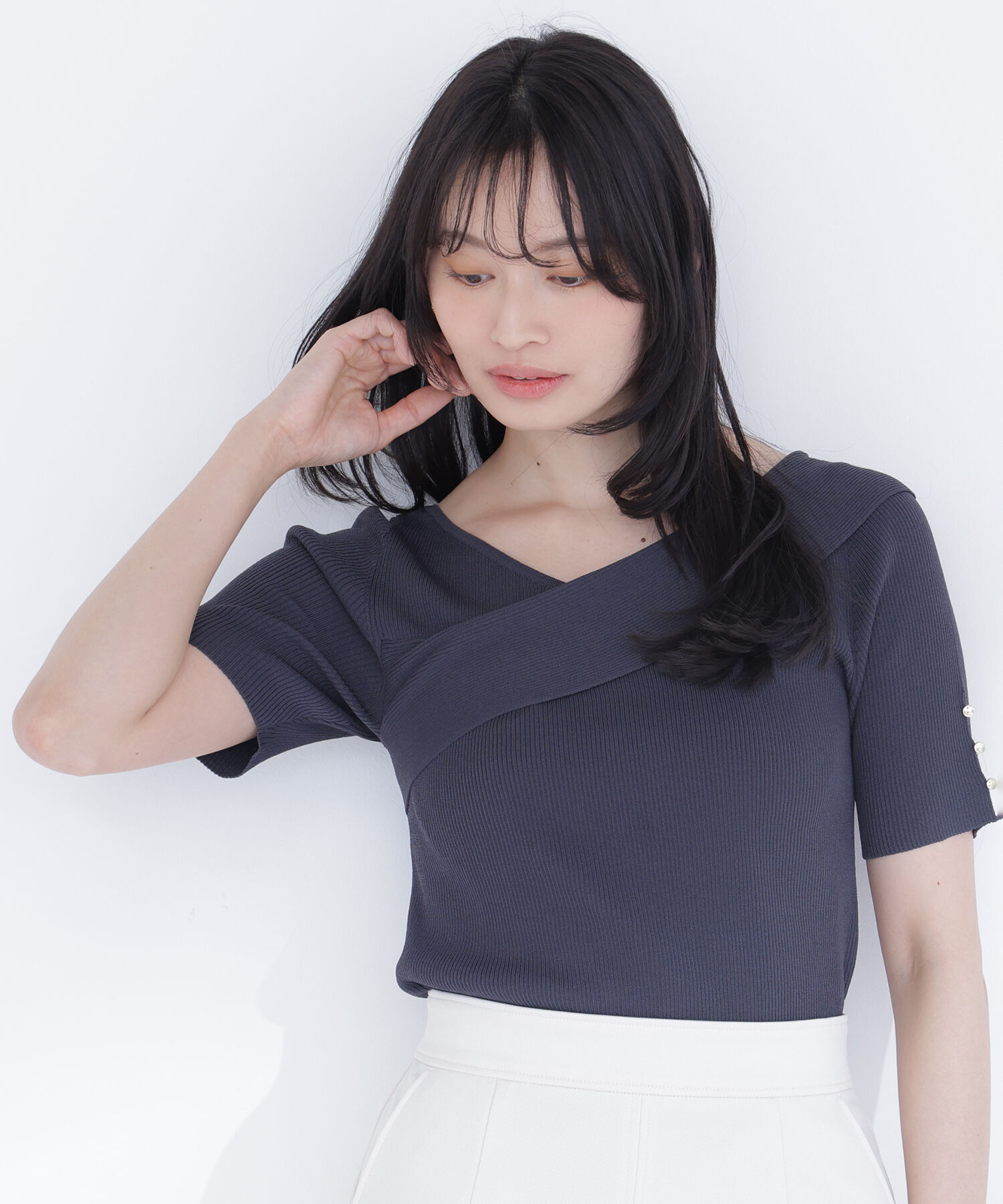  「クロスネックリブニット」|ニット・セーター|チャコール1