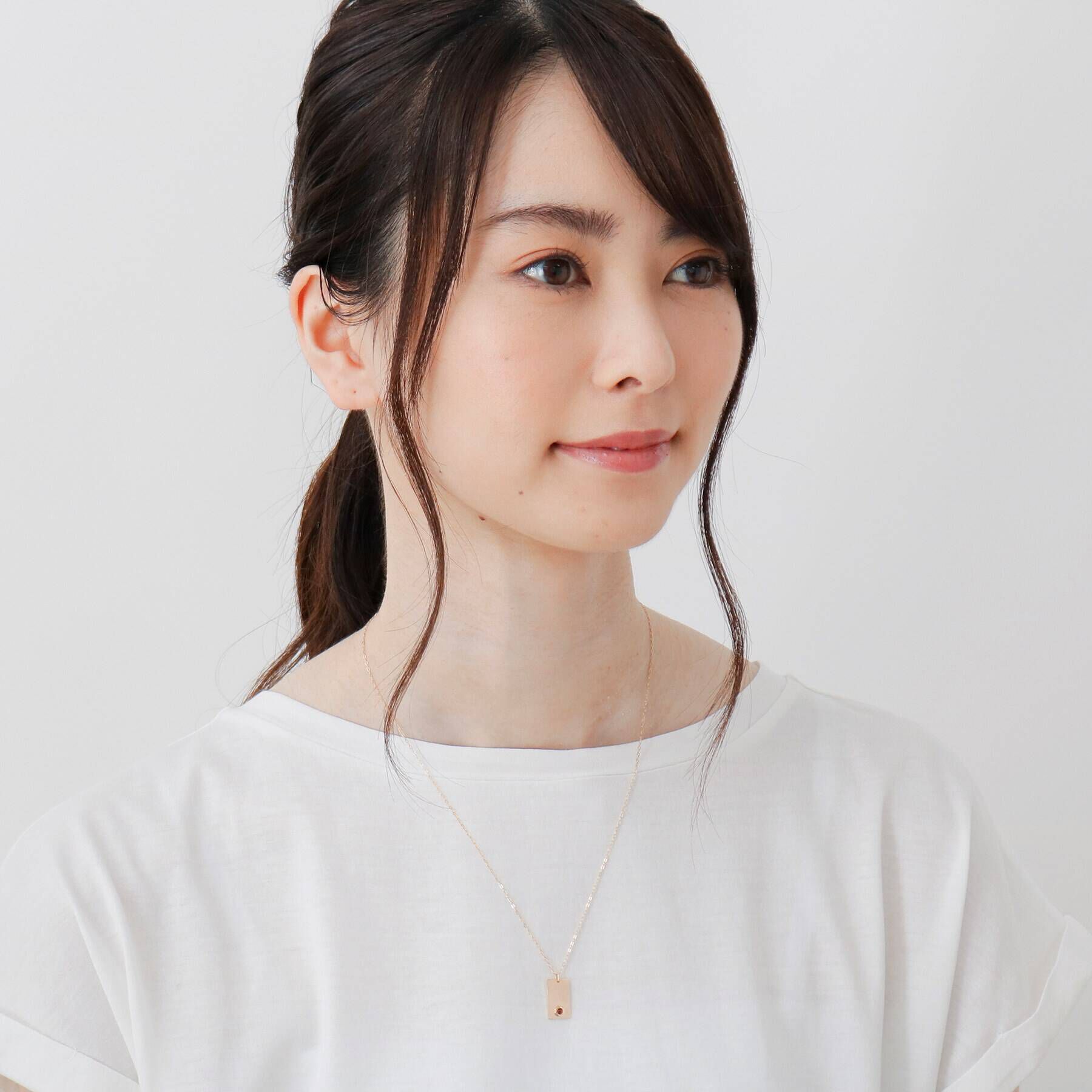 COCOSHNIK「カラーストーン（ガーネット）スクエアプレート　ネックレス」|ネックレス|