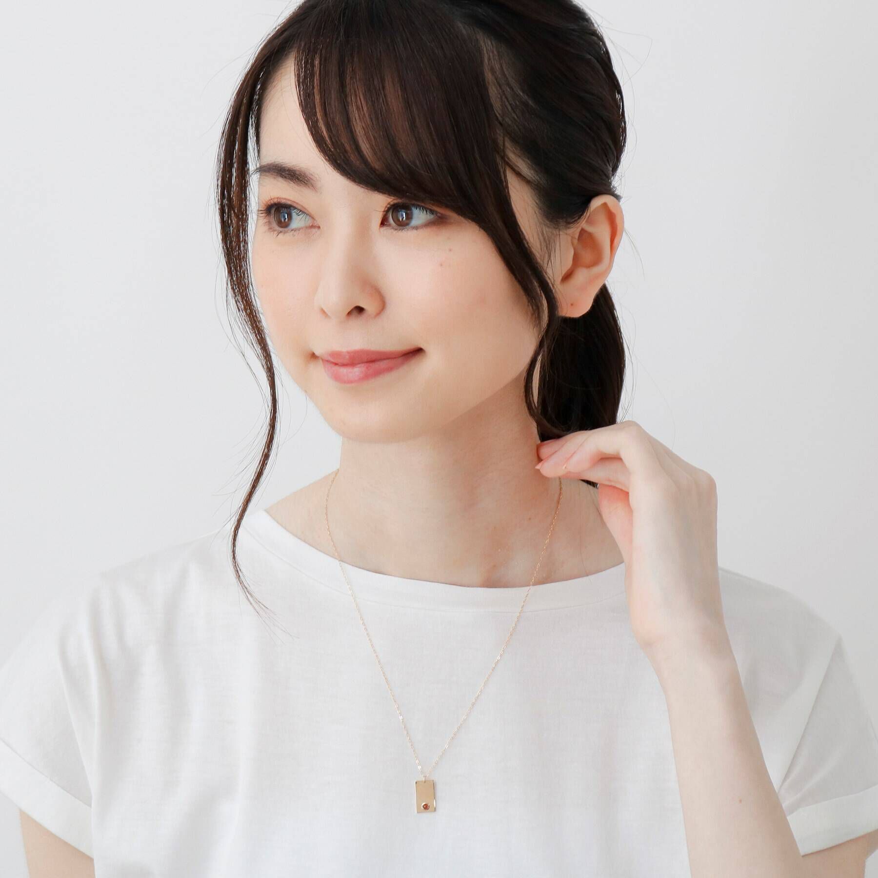 COCOSHNIK「カラーストーン（ガーネット）スクエアプレート　ネックレス」|ネックレス|