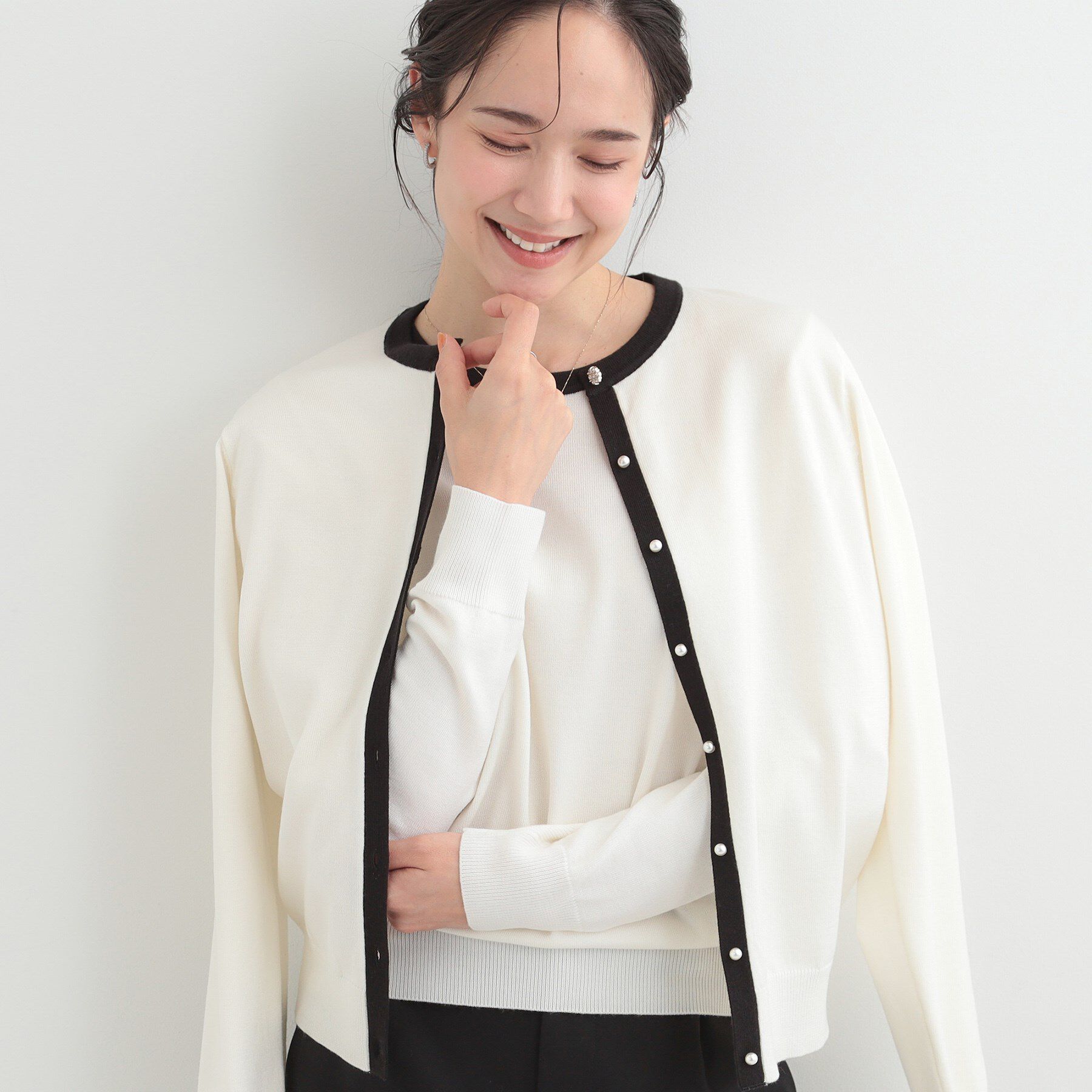 SHOO･LA･RUE「【洗濯機可/S-LL/アンサンブル可】シンプルきれい見え クルーネックカーディガン」|カーディガン|ホワイト(301)