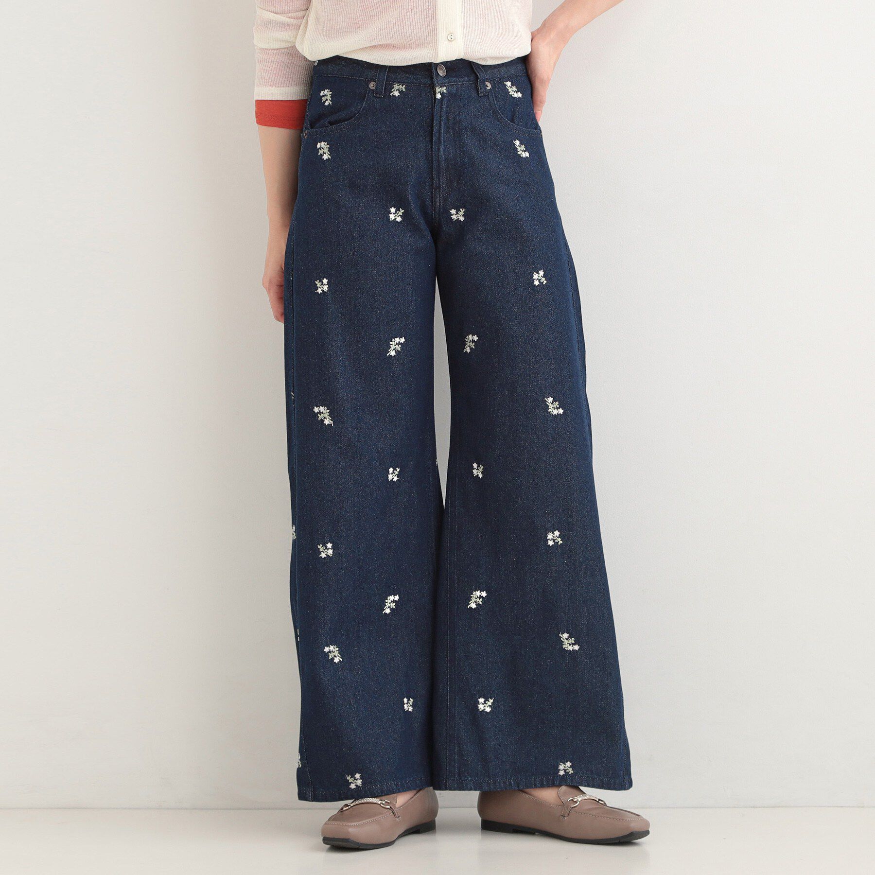 SHOO･LA･RUE「【洗濯機可/S-LL】フラワー刺繍が女性らしさをプラス バギーデニムパンツ」|デニム|