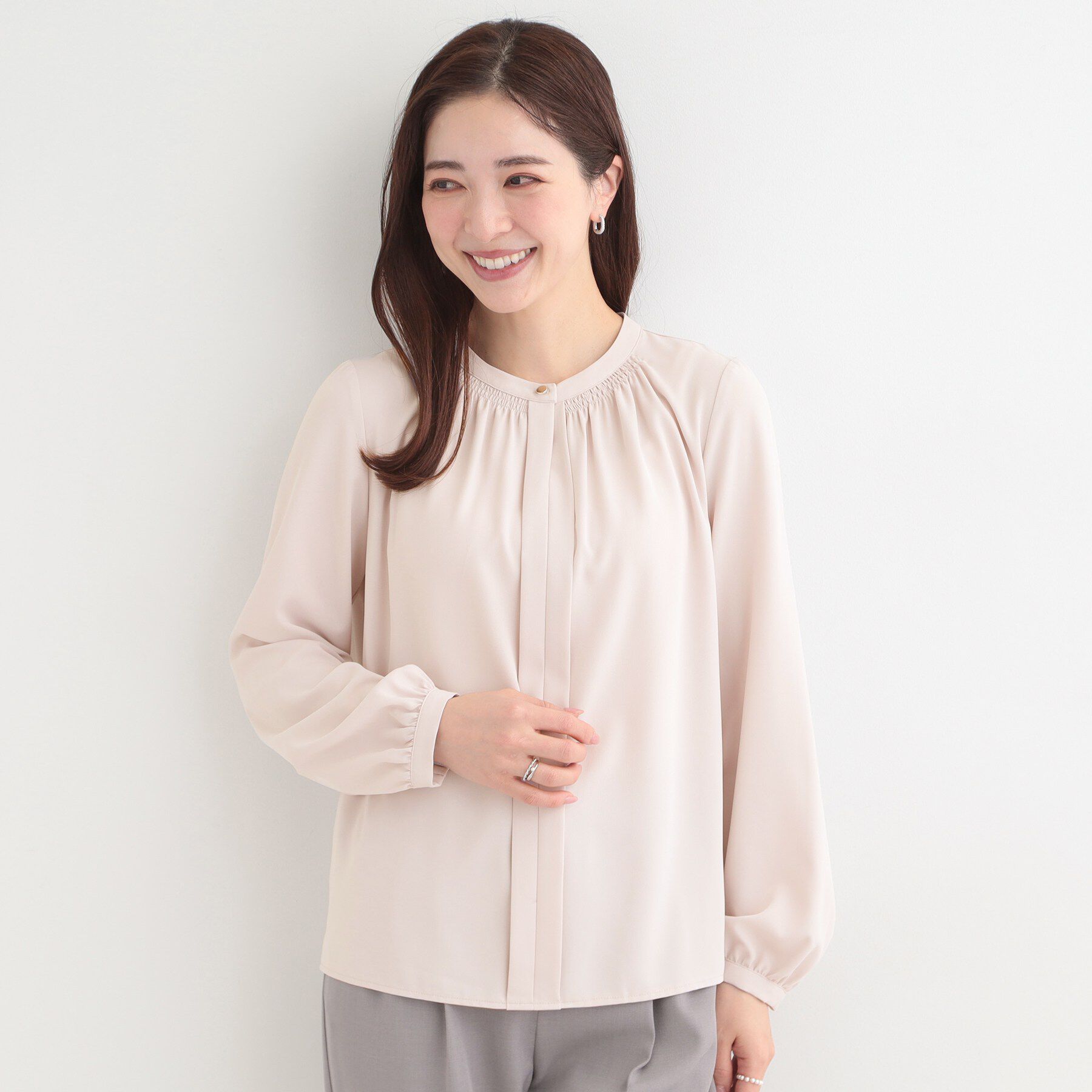 SHOO･LA･RUE「【多機能】メタルボタンがアクセント ふんわりギャザーブラウス」|シャツ・ブラウス|