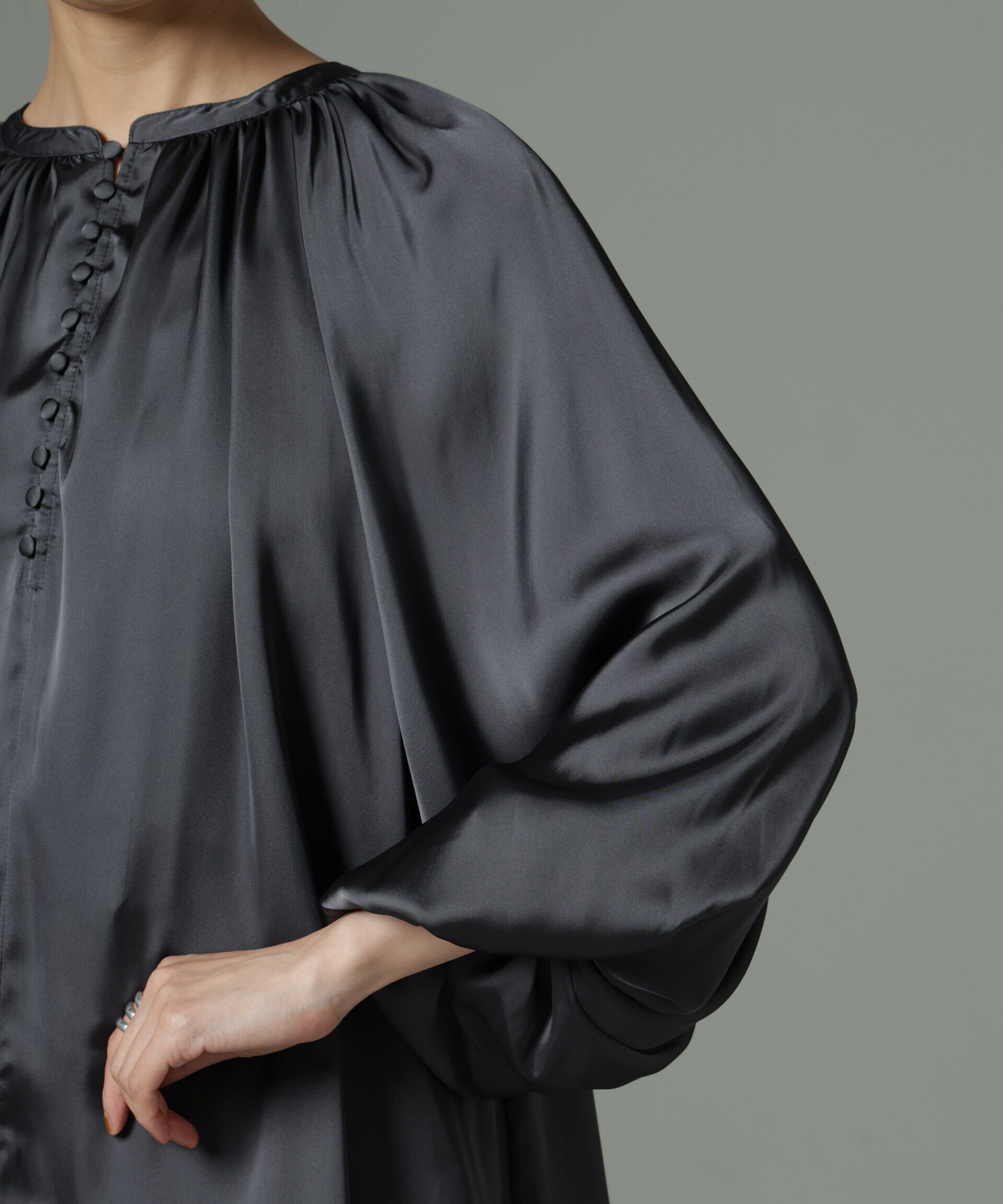nano･universe「前後2wayサテンボリュームスリーブブラウス」|シャツ・ブラウス|