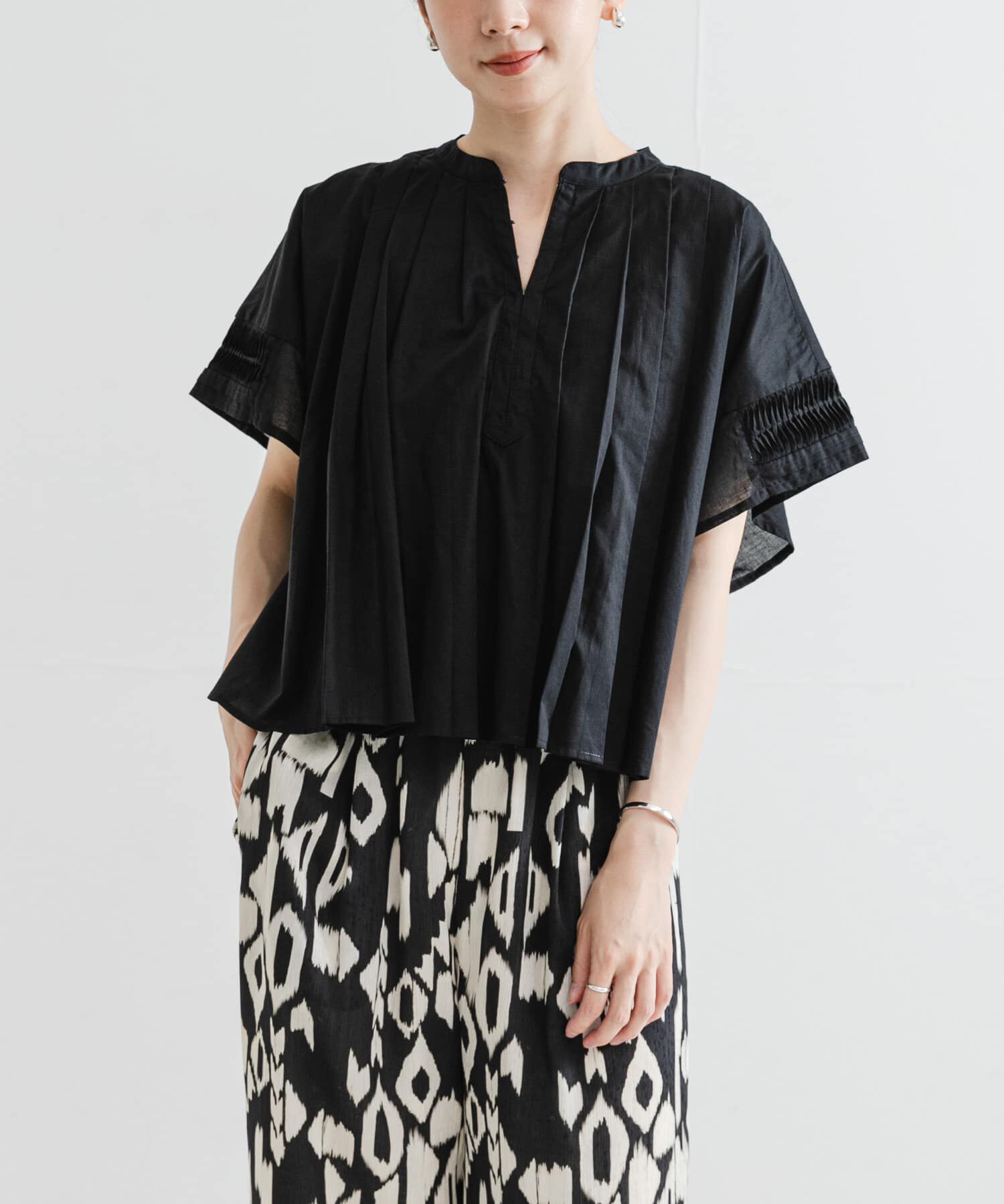 URBAN RESEARCH「ハーフスリーブタックショートシャツ」|シャツ・ブラウス|