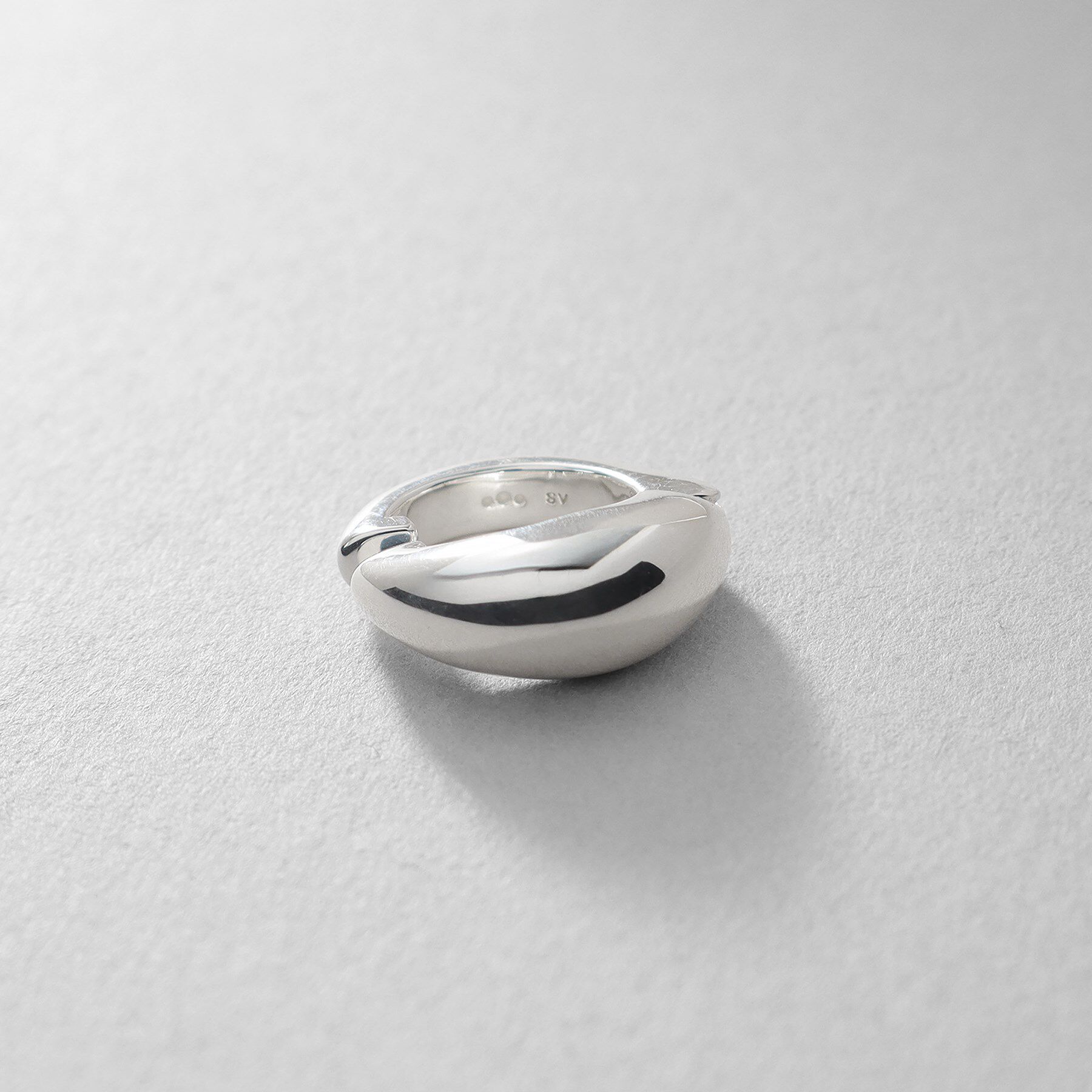 COCOSHNIK ONKITSCH「シルバー ハギーイヤリング マーキス」|イヤリング|