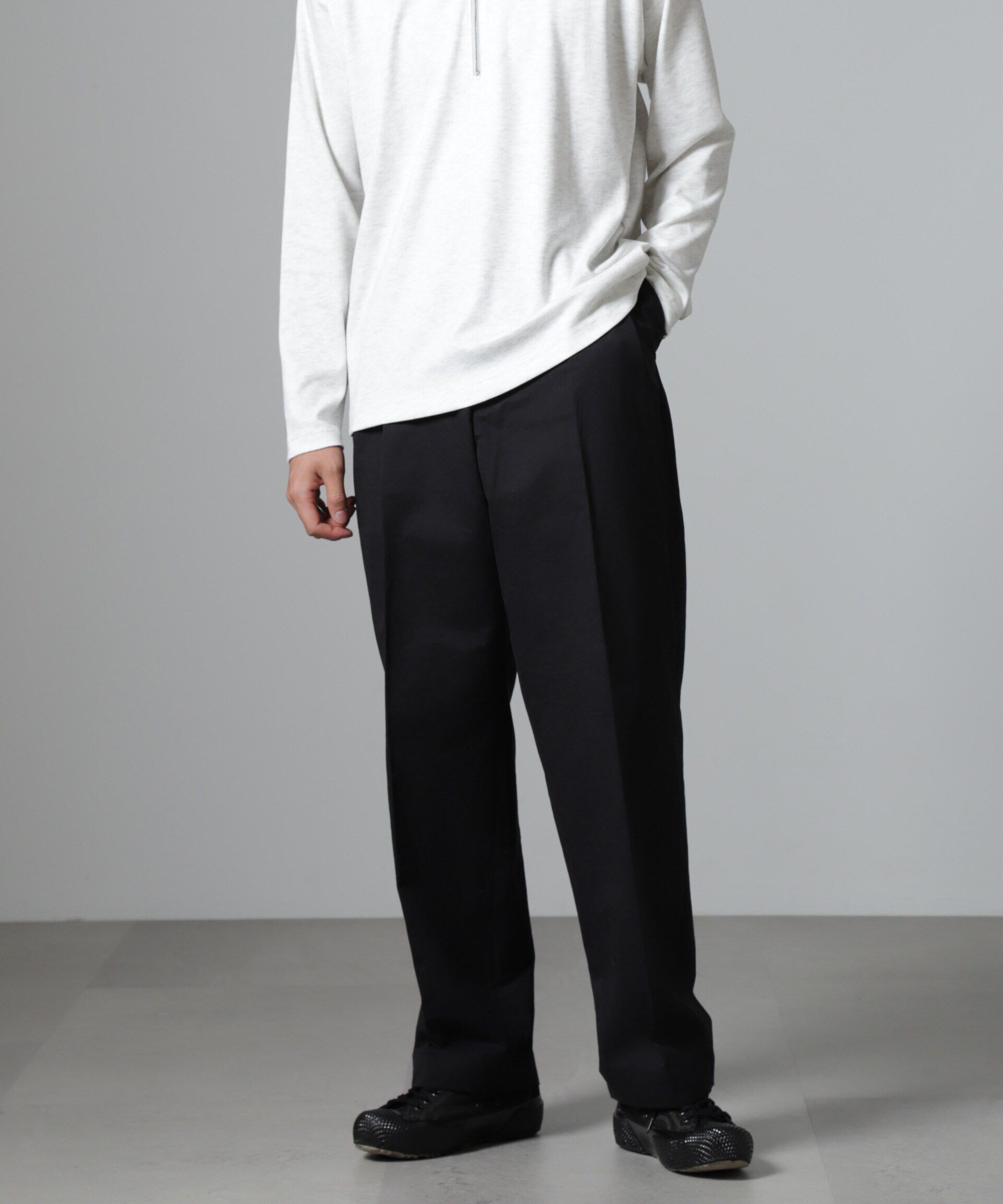 nano･universe「オイルドライク ワイドタックパンツ」|チノ|ブラック