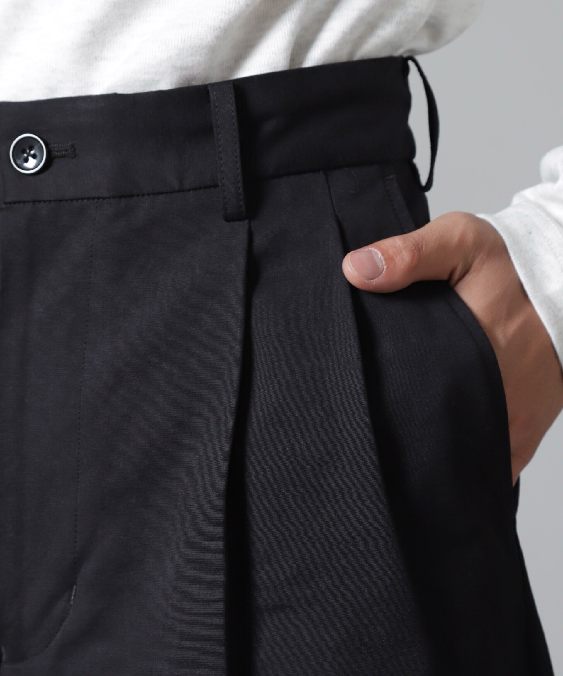 nano･universe「オイルドライク ワイドタックパンツ」|チノ|