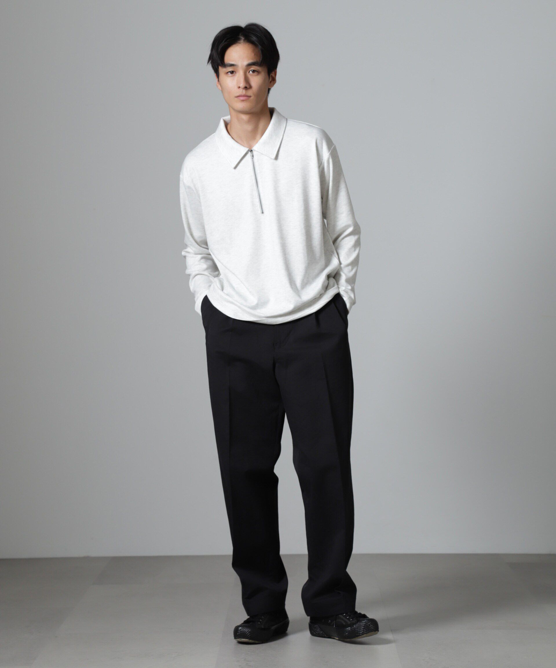 nano･universe「オイルドライク ワイドタックパンツ」|チノ|