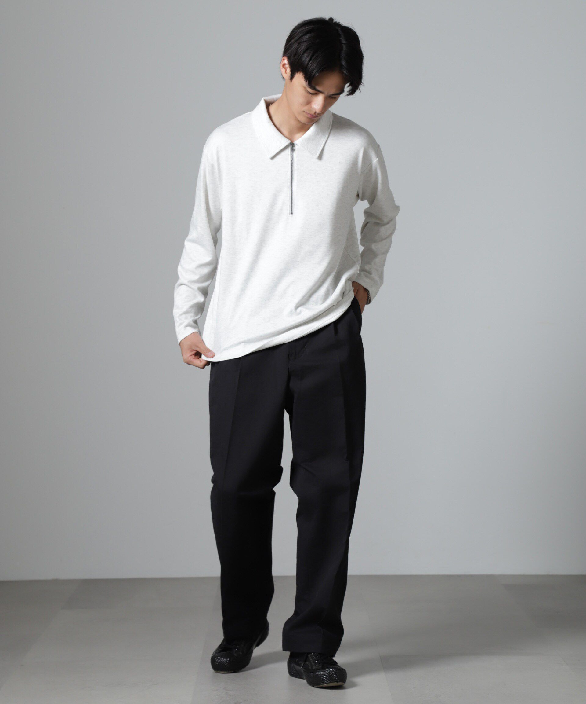 nano･universe「オイルドライク ワイドタックパンツ」|チノ|