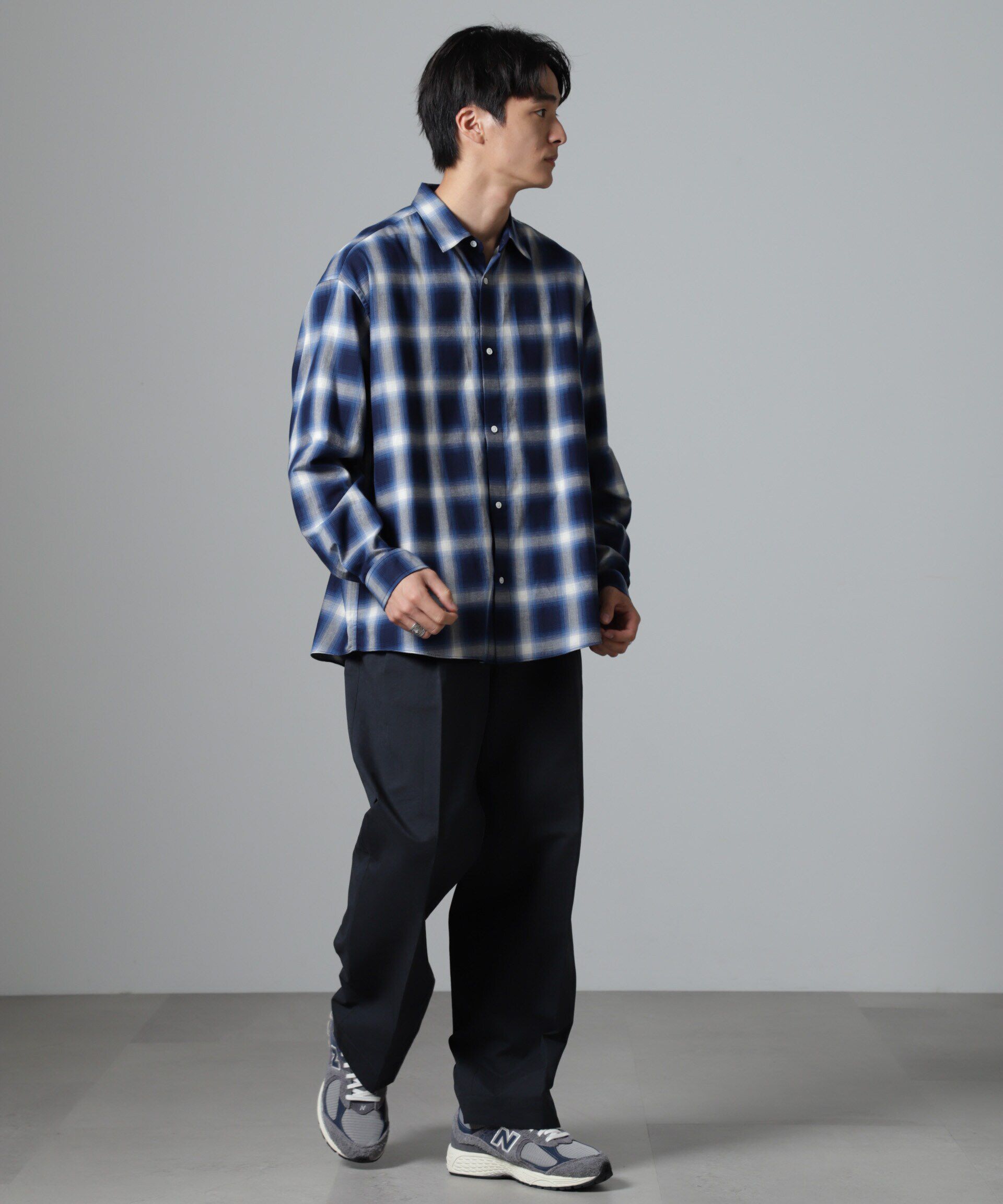 nano･universe「オイルドライク ワイドタックパンツ」|チノ|