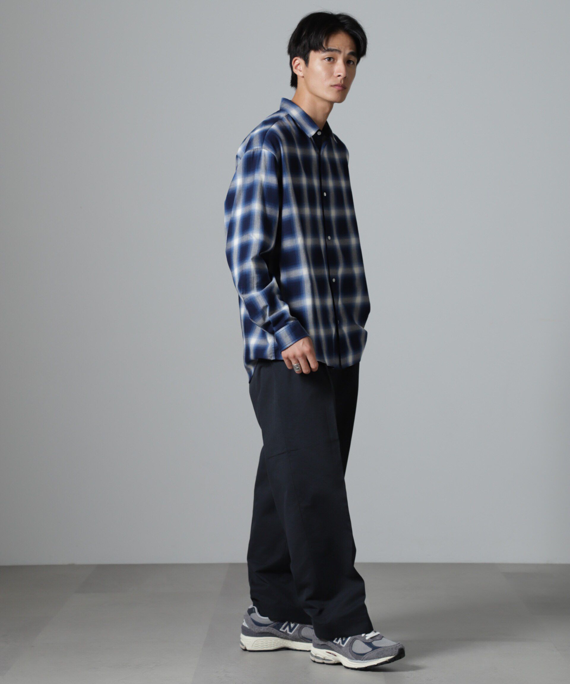 nano･universe「オイルドライク ワイドタックパンツ」|チノ|