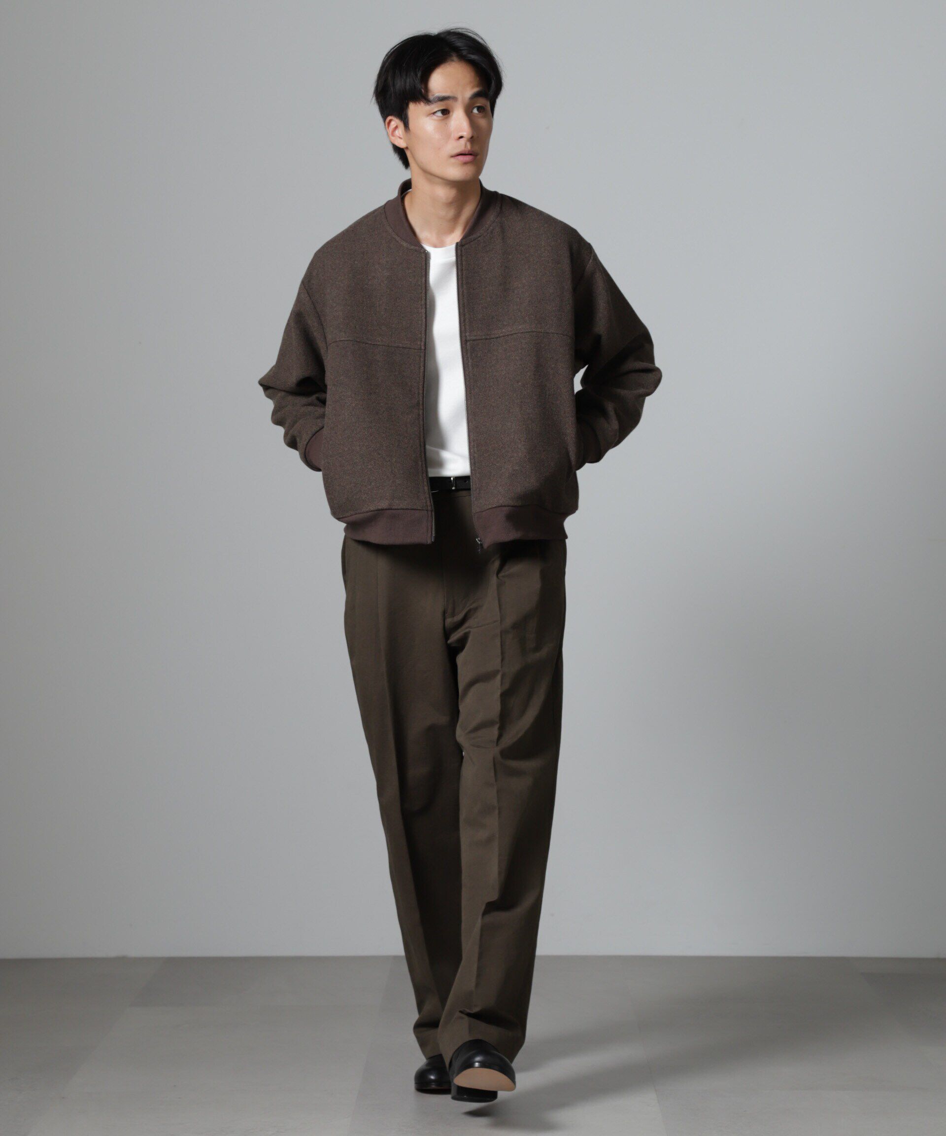 nano･universe「オイルドライク ワイドタックパンツ」|チノ|