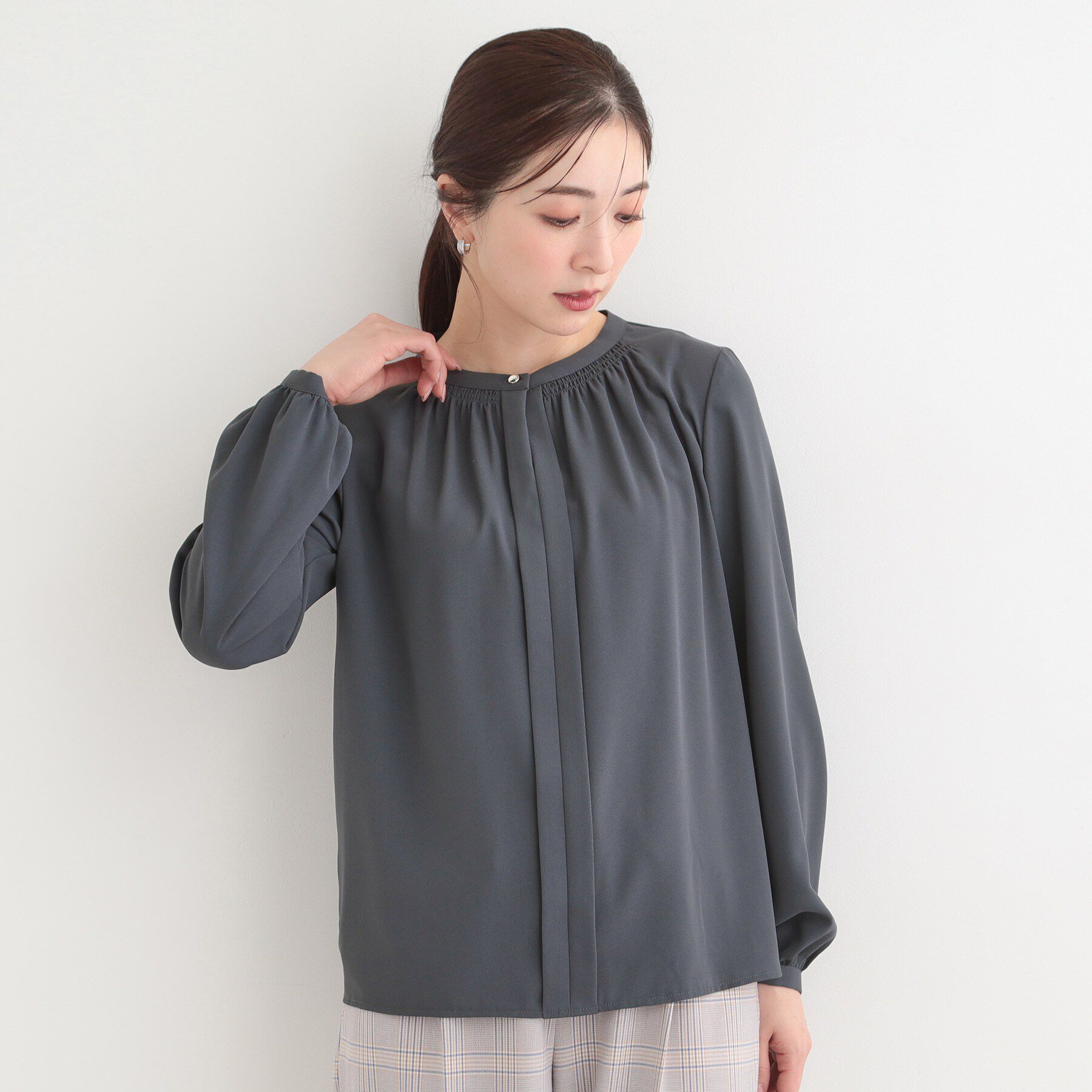 SHOO･LA･RUE「【多機能】メタルボタンがアクセント ふんわりギャザーブラウス」|シャツ・ブラウス|