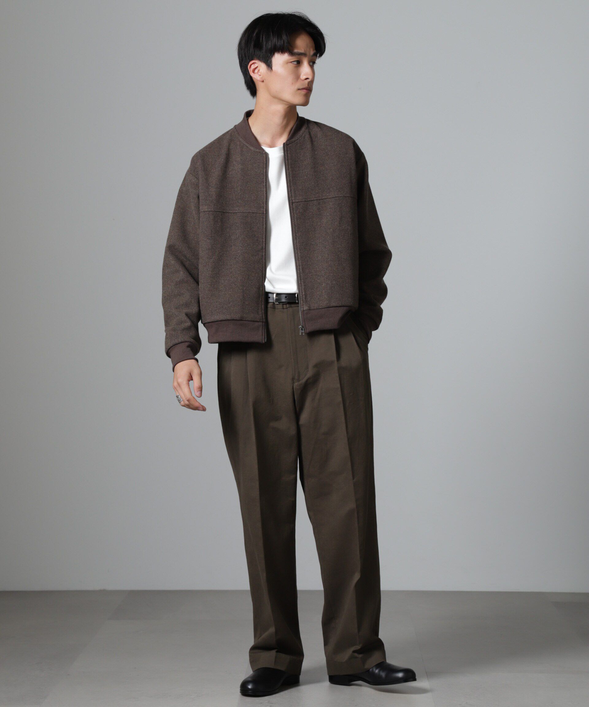 nano･universe「オイルドライク ワイドタックパンツ」|チノ|