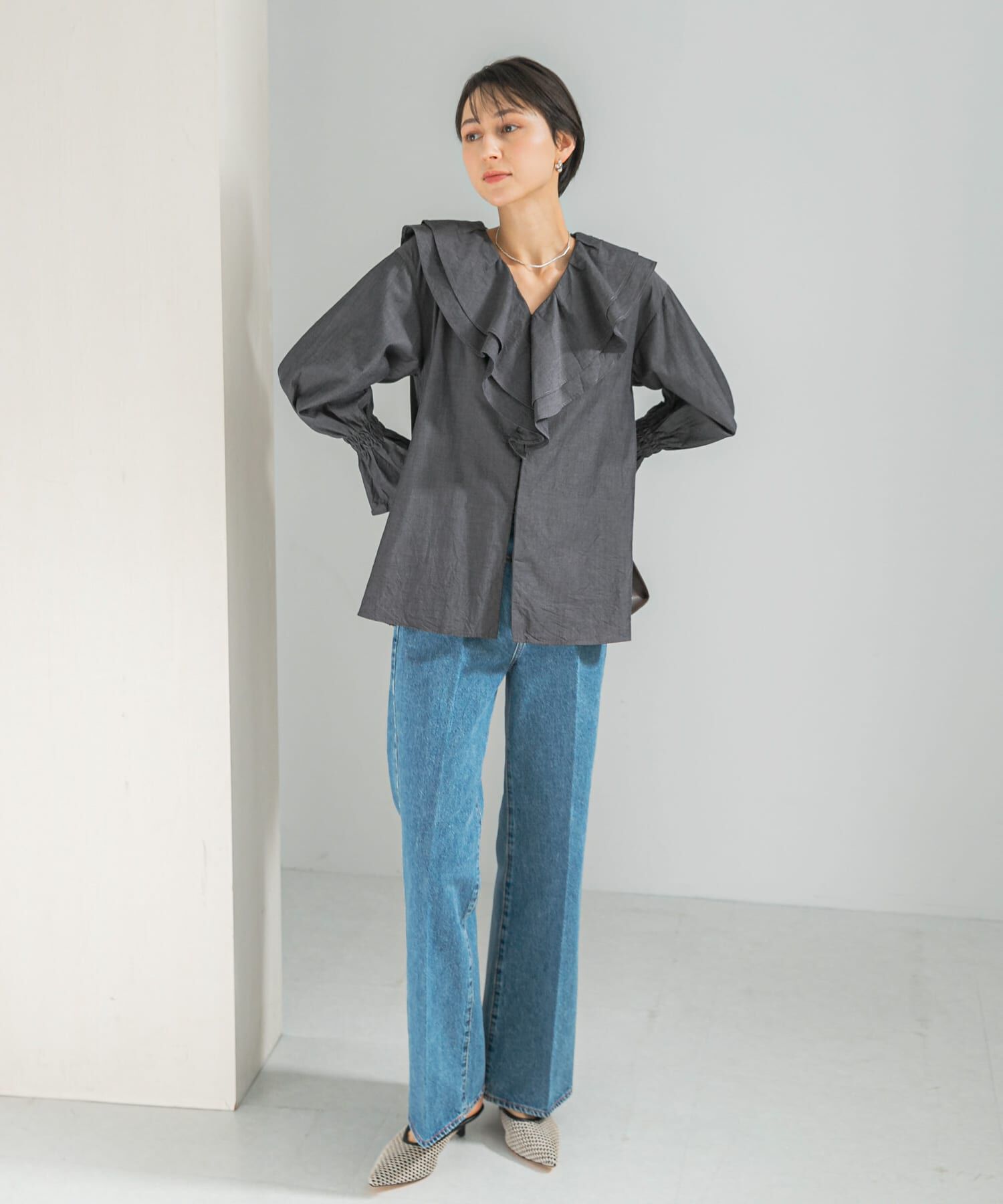 URBAN RESEARCH ROSSO「Vネックラッフルシアーデニムブラウス」|シャツ・ブラウス|