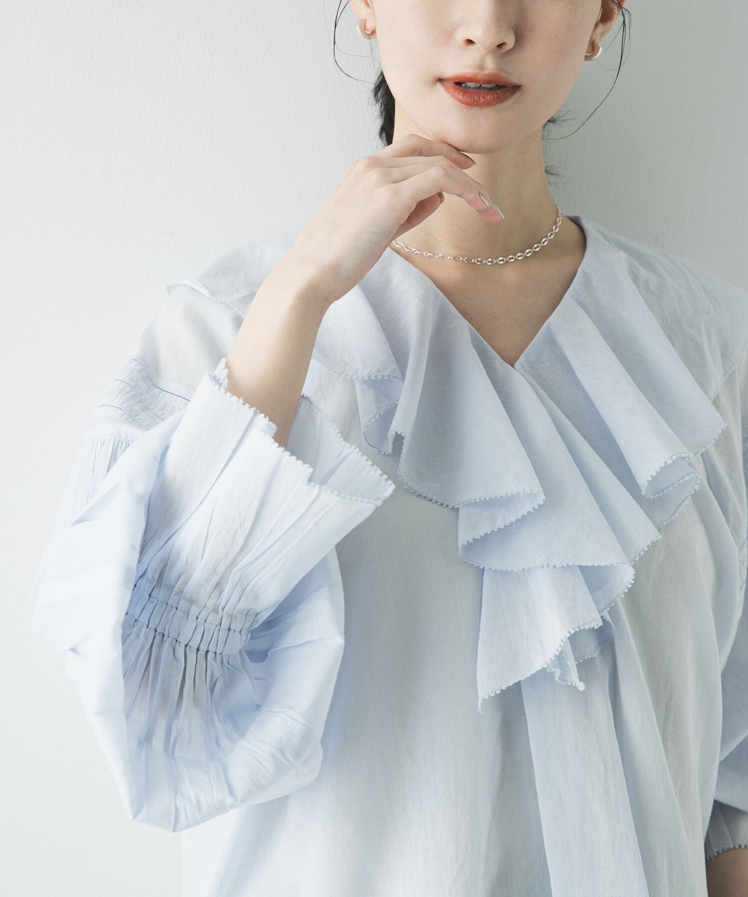 URBAN RESEARCH「『一部WEB限定カラー』コットンボイルラッフルブラウス」|シャツ・ブラウス|