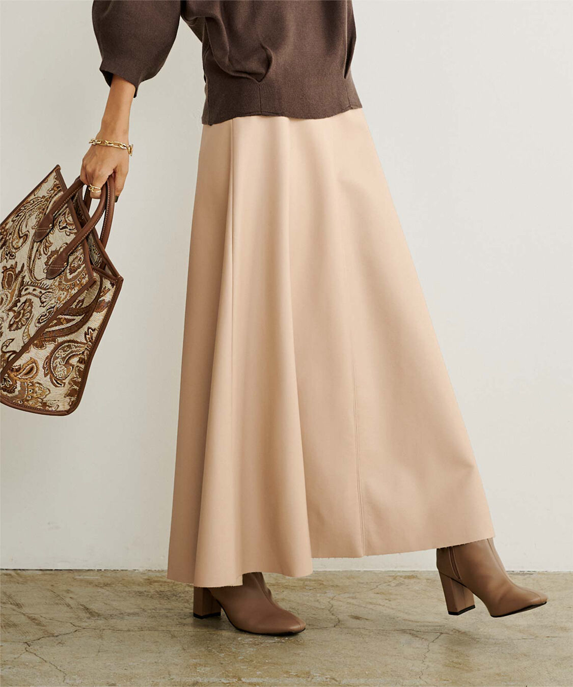 ur's「フェイクレザーフレアスカート」|スカート|ベージュ