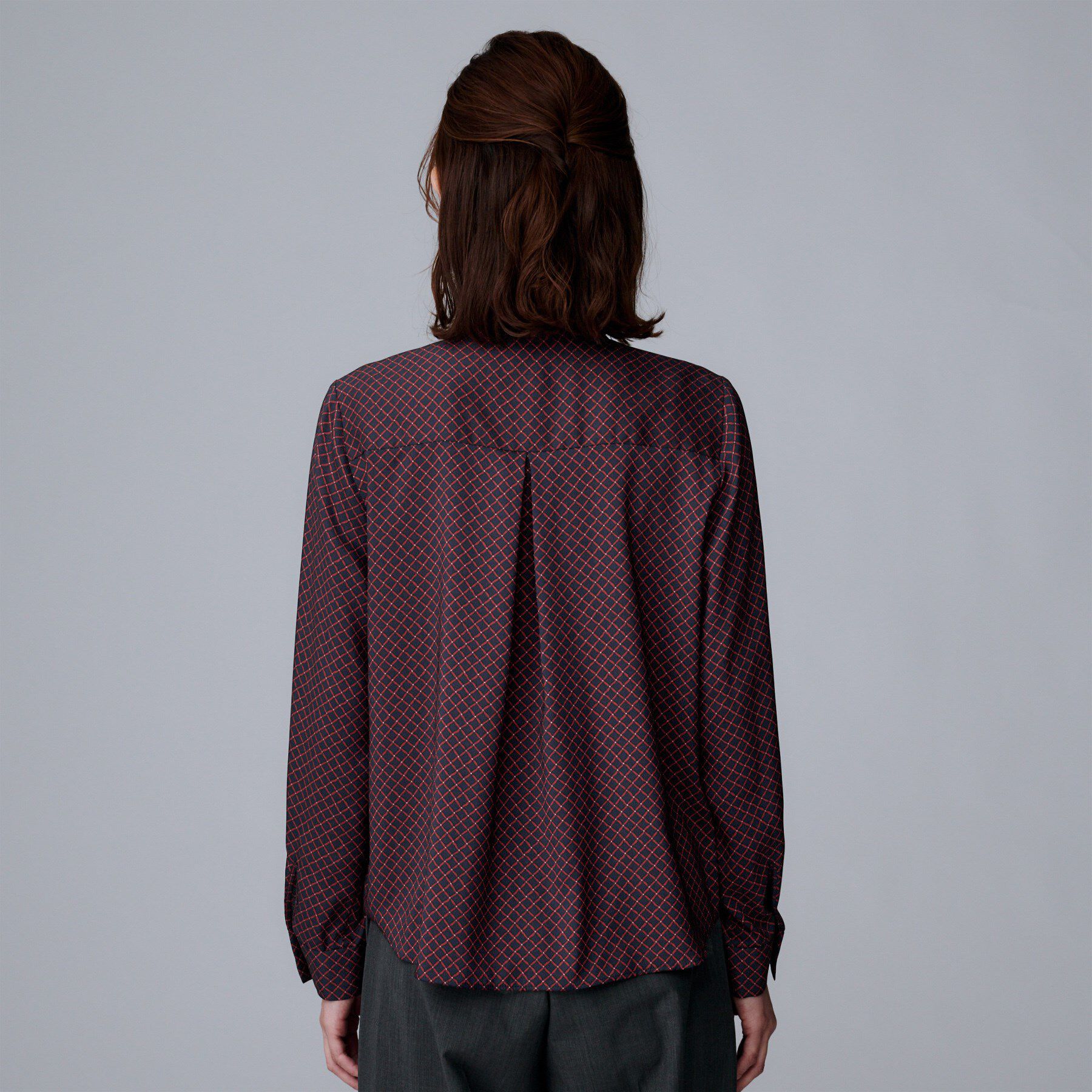 UNTITLED「【ボウタイ/通勤スーツ/オフィス】スクエアプリントブラウス」|シャツ・ブラウス|