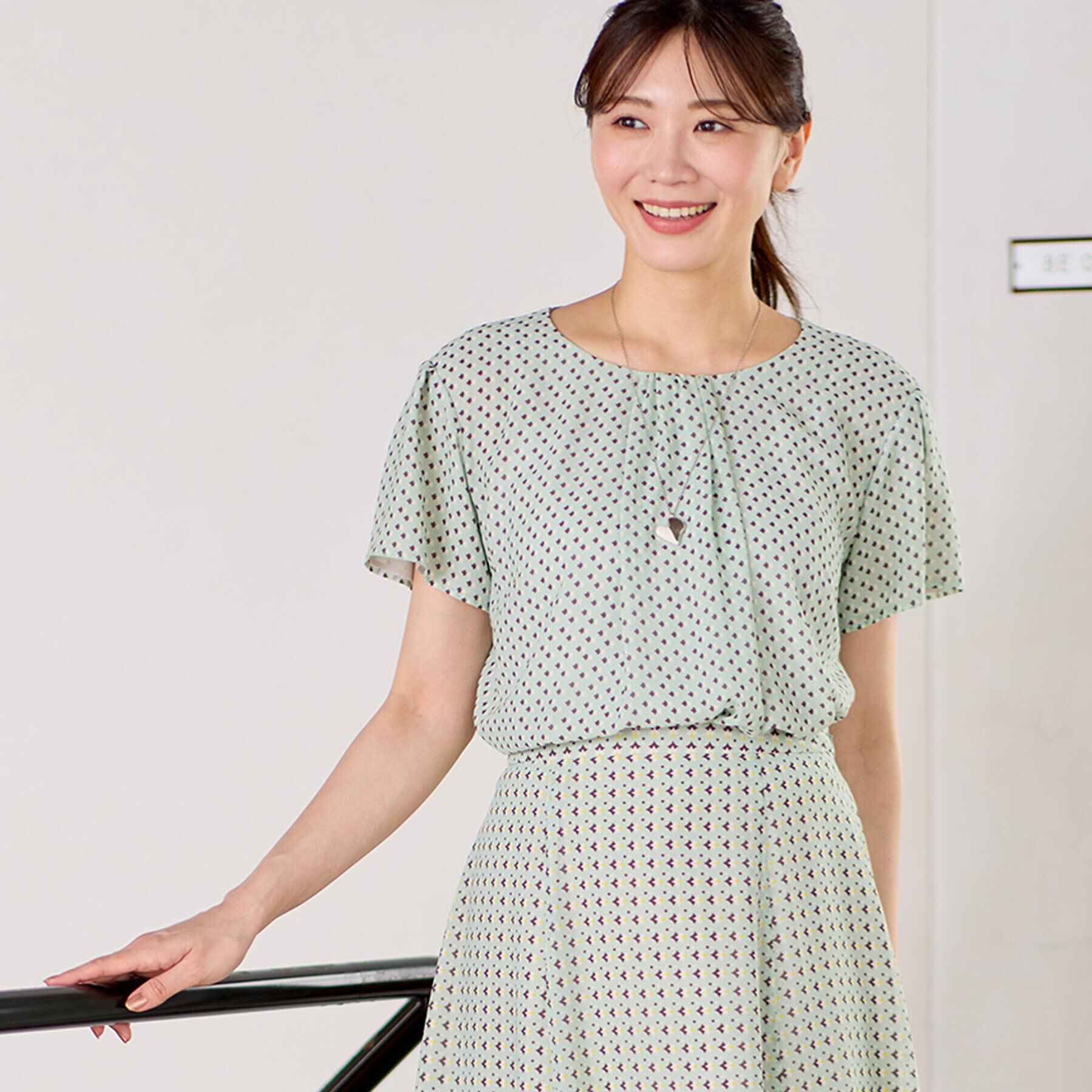 Reflect「【マシンウォッシュ可／セットアップ可】ギャザータックプリントブラウス」|シャツ・ブラウス|ライトグリーン(12