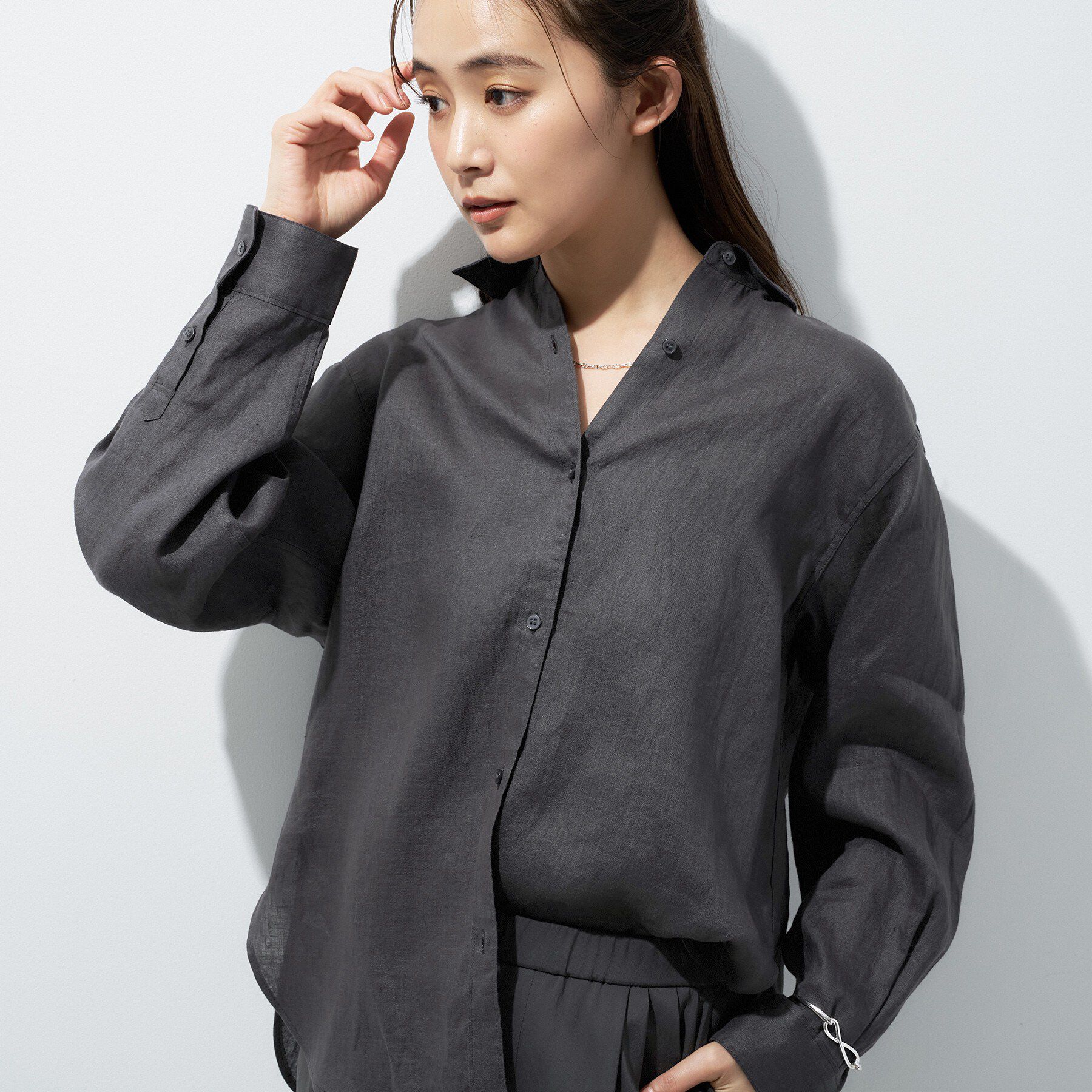 INDIVI「【接触冷感／2WAY】カシュクールリネンシャツ」|シャツ・ブラウス|チャコールグレー(0