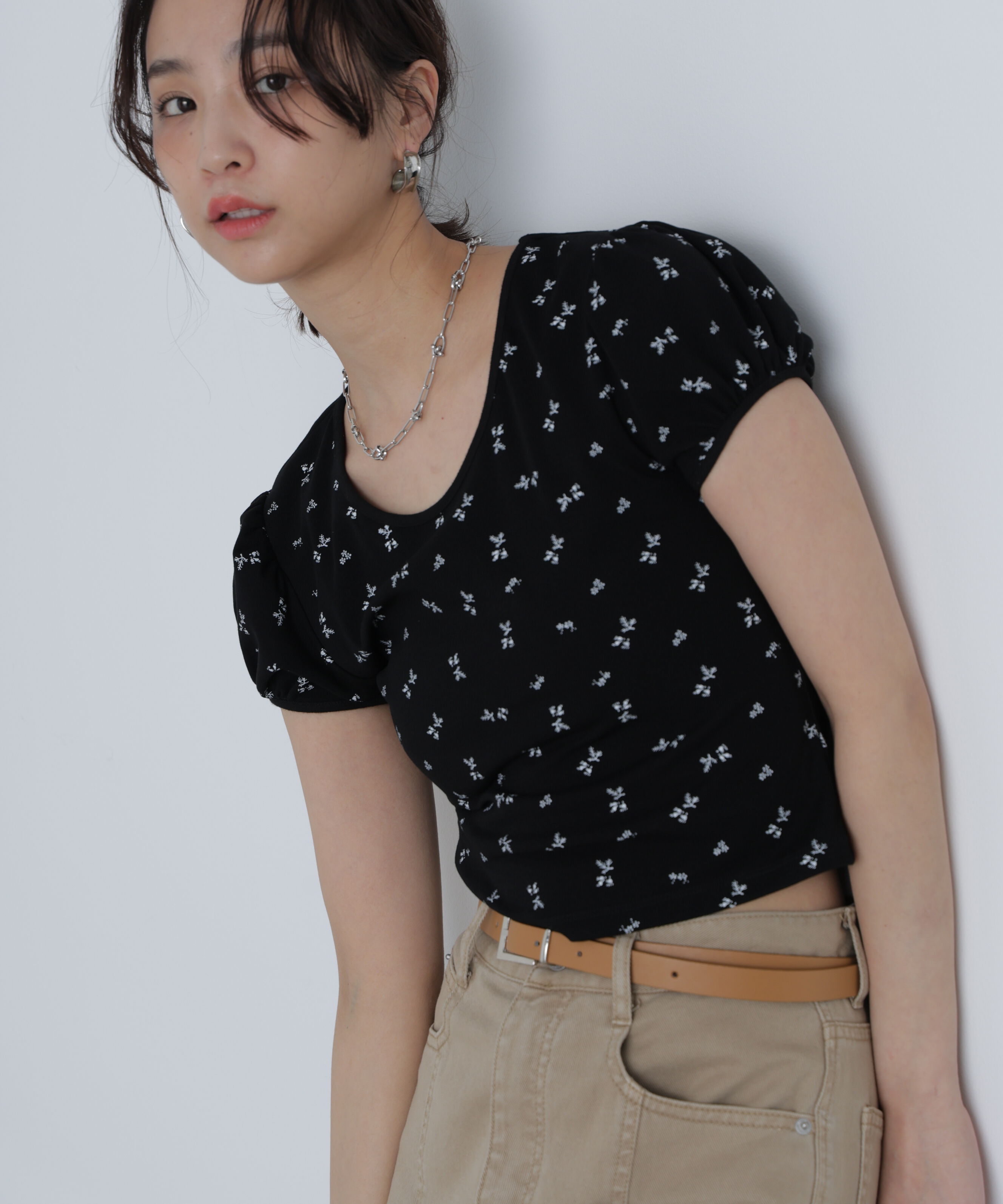  「フラワー柄コンパクトTシャツ」|Tシャツ・カットソー|ブラックベー 1