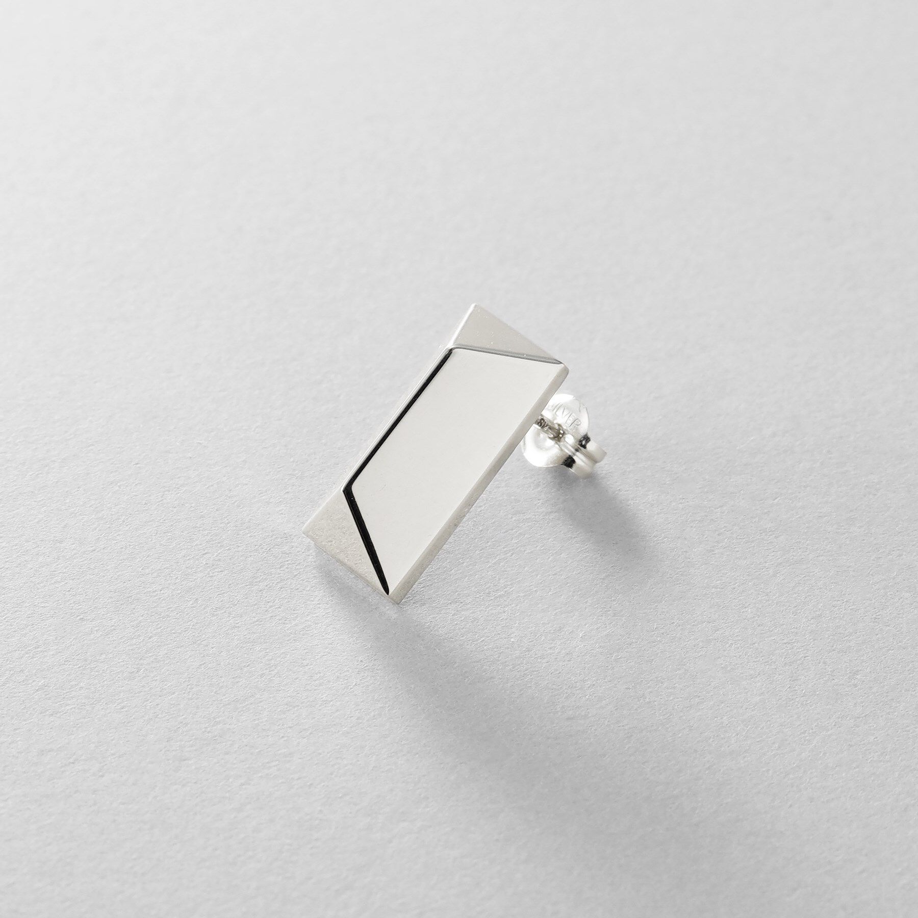 COCOSHNIK ONKITSCH「シルバー ロングピラミッド スタッドピアス」|ピアス|