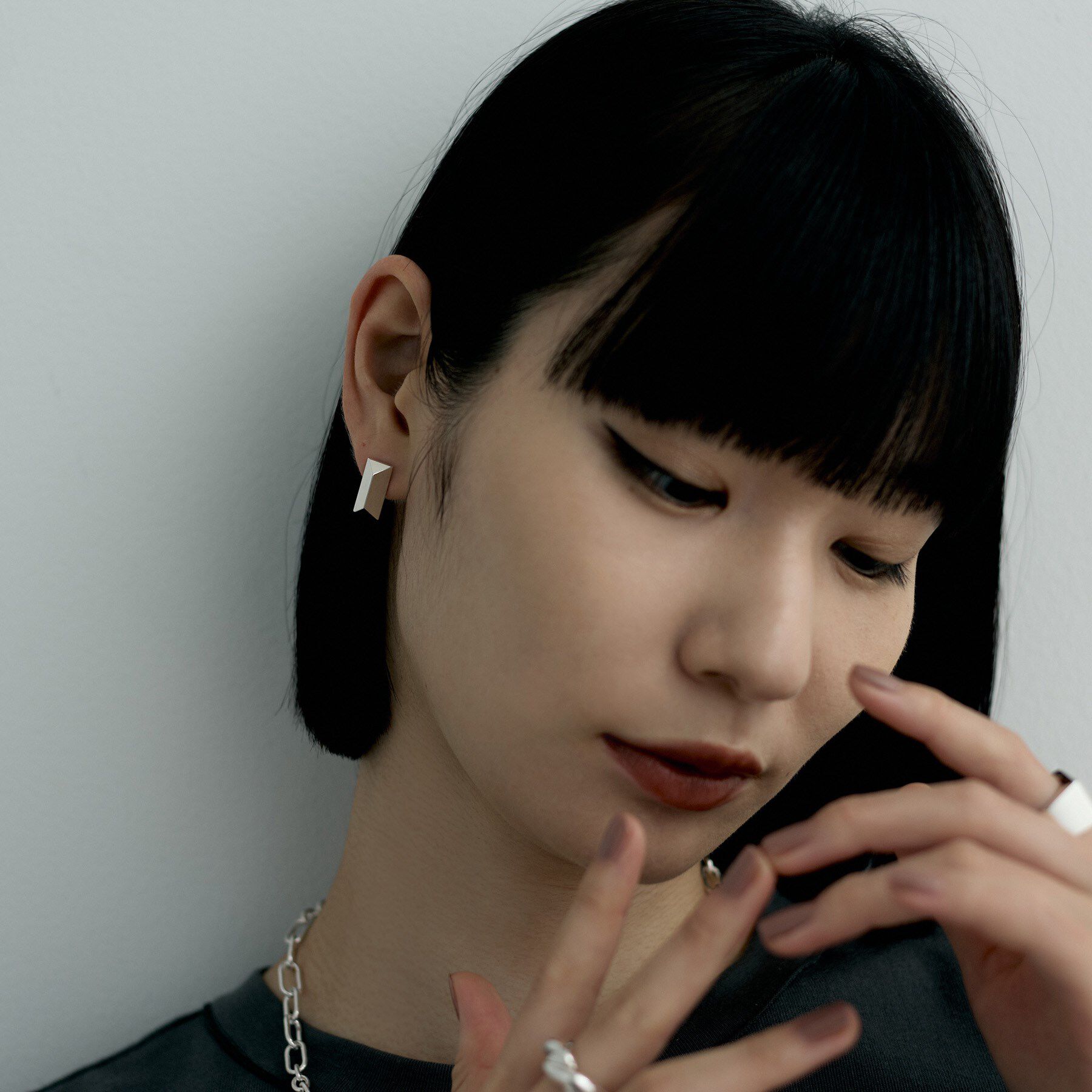 COCOSHNIK ONKITSCH「シルバー ロングピラミッド スタッドピアス」|ピアス|