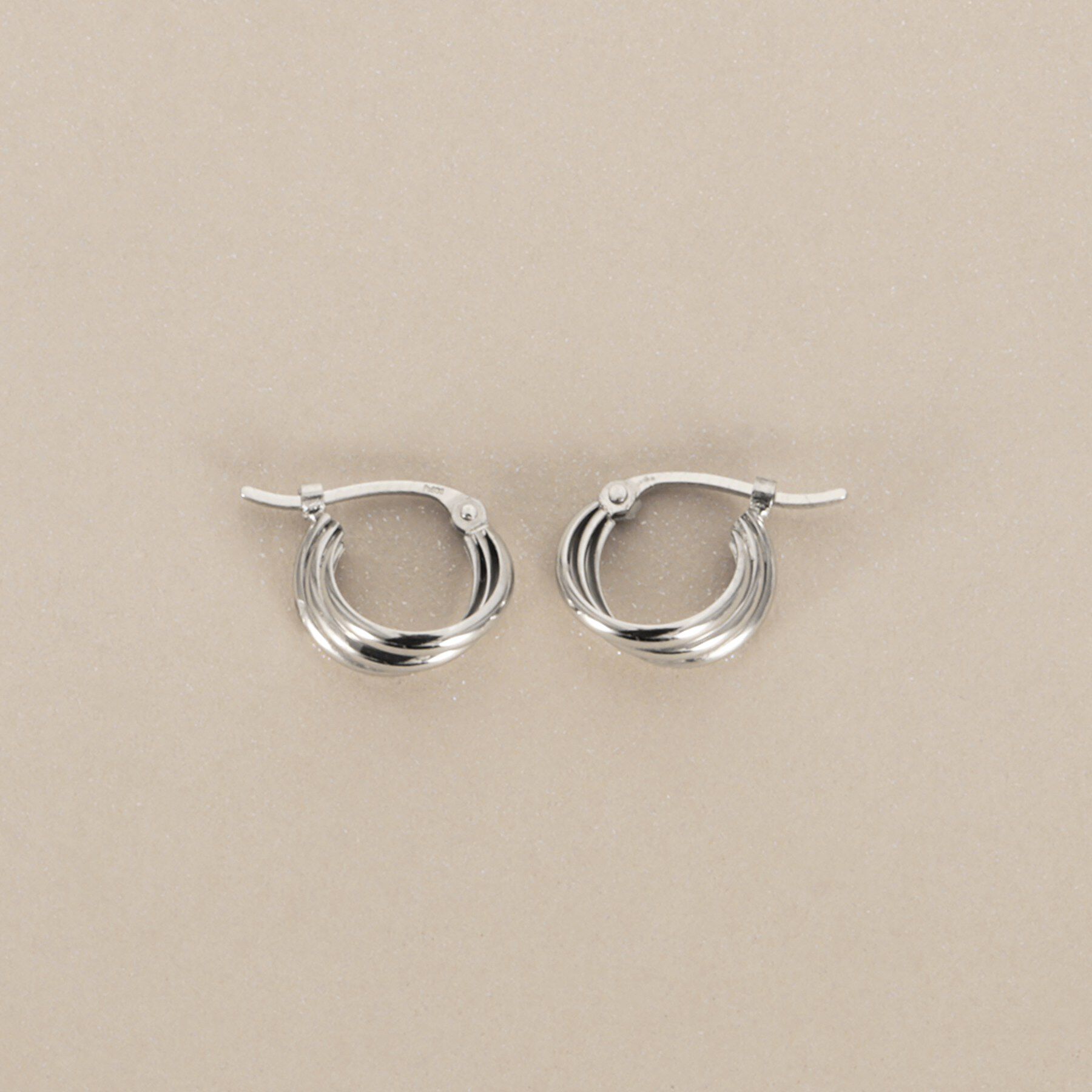 COCOSHNIK「プラチナ 甲丸トリプル フープピアス」|ピアス|