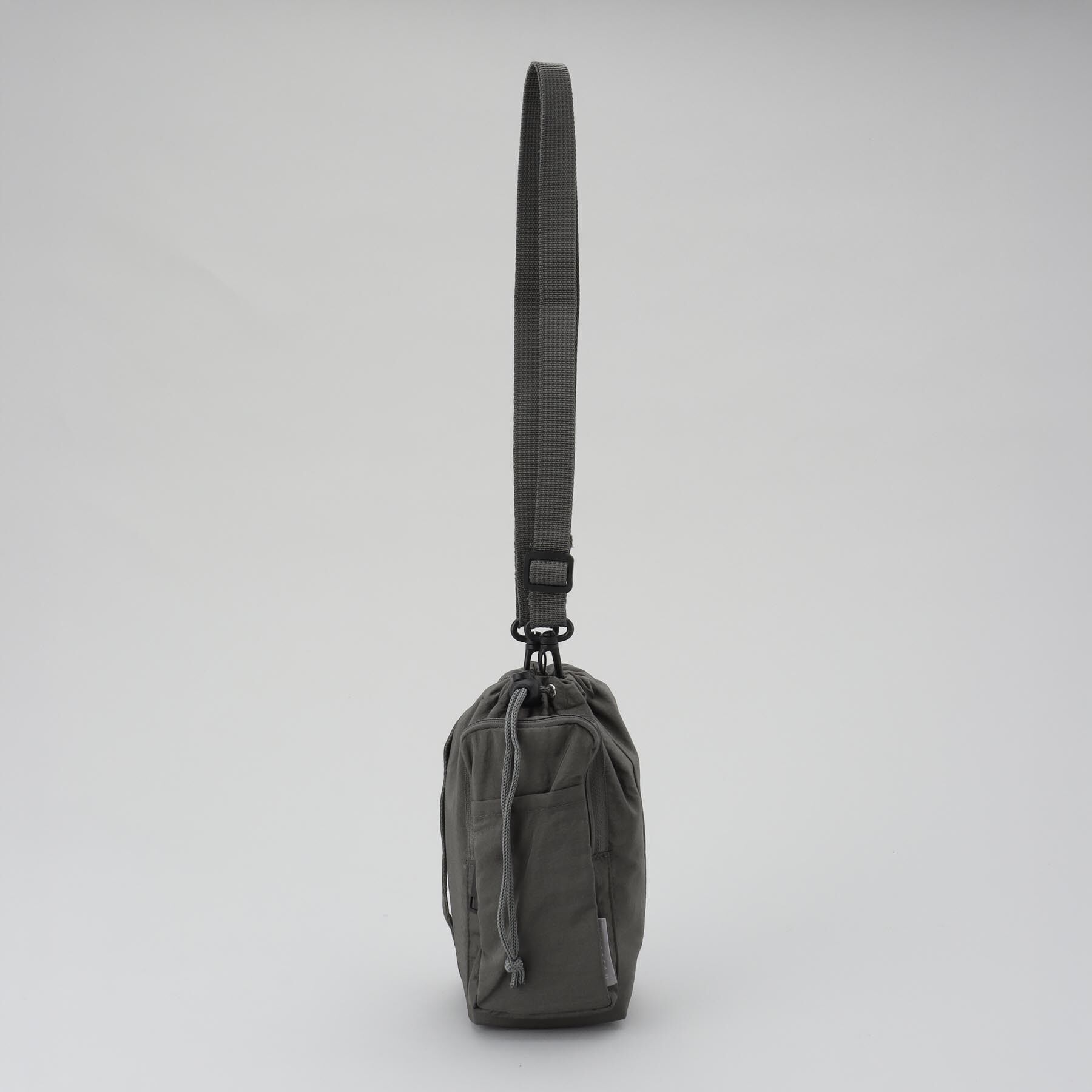 212 KITCHEN STORE「クーラーボトルホルダーサコッシュ　チャコールブラック ＜MOTTERU モッテル＞」|その他|その他