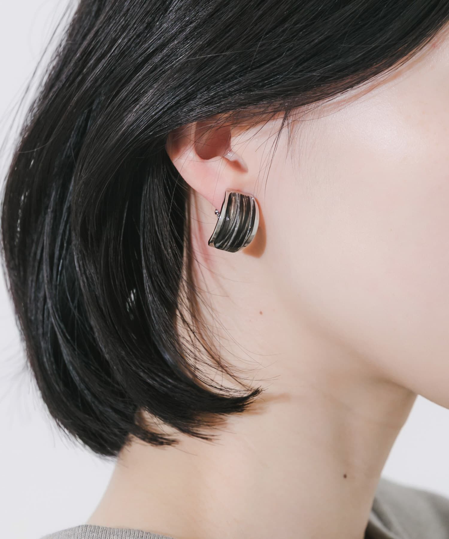 SMELLY「スクエアジュシメタルカーブイヤリング」|イヤリング|