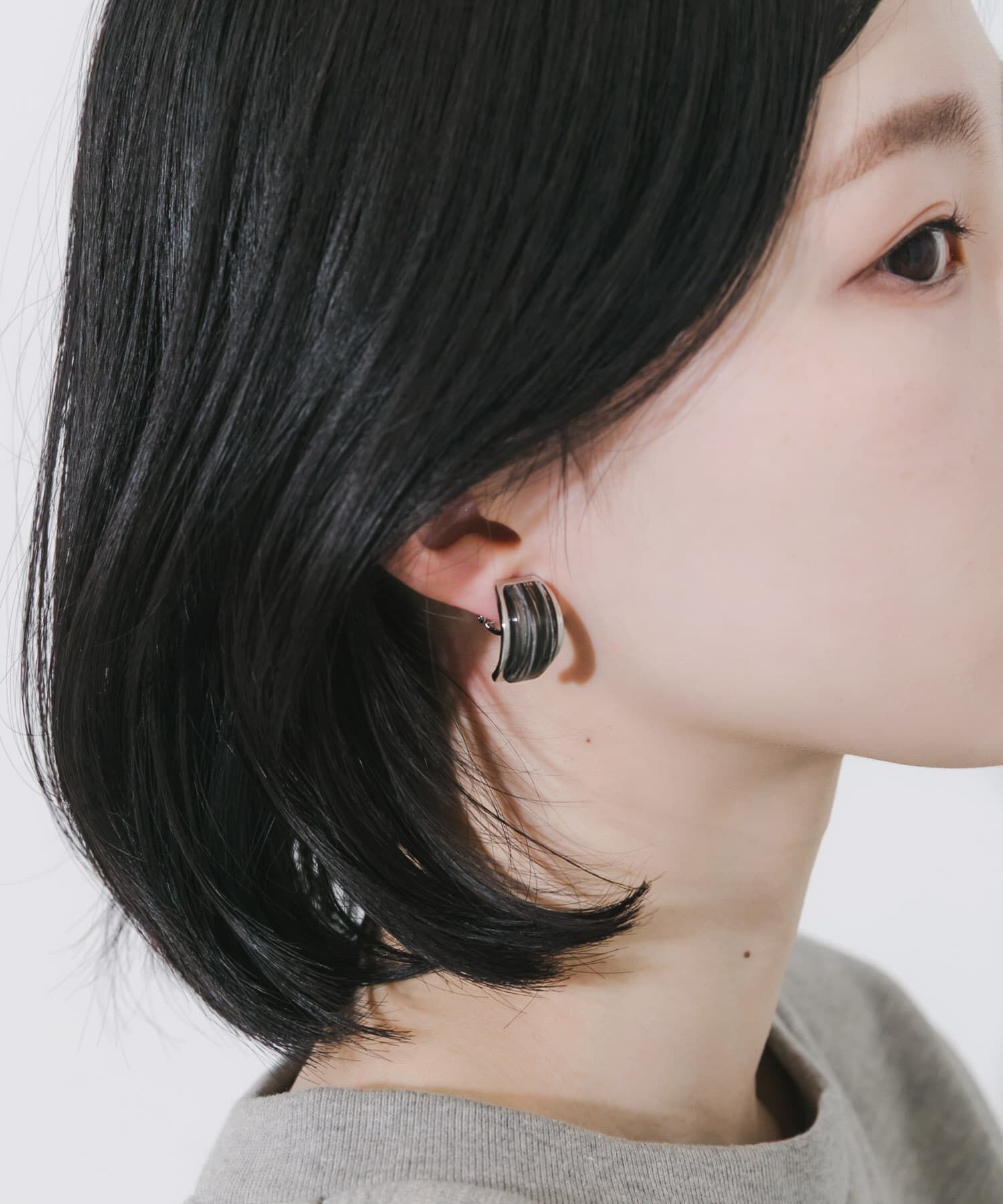 SMELLY「スクエアジュシメタルカーブイヤリング」|イヤリング|