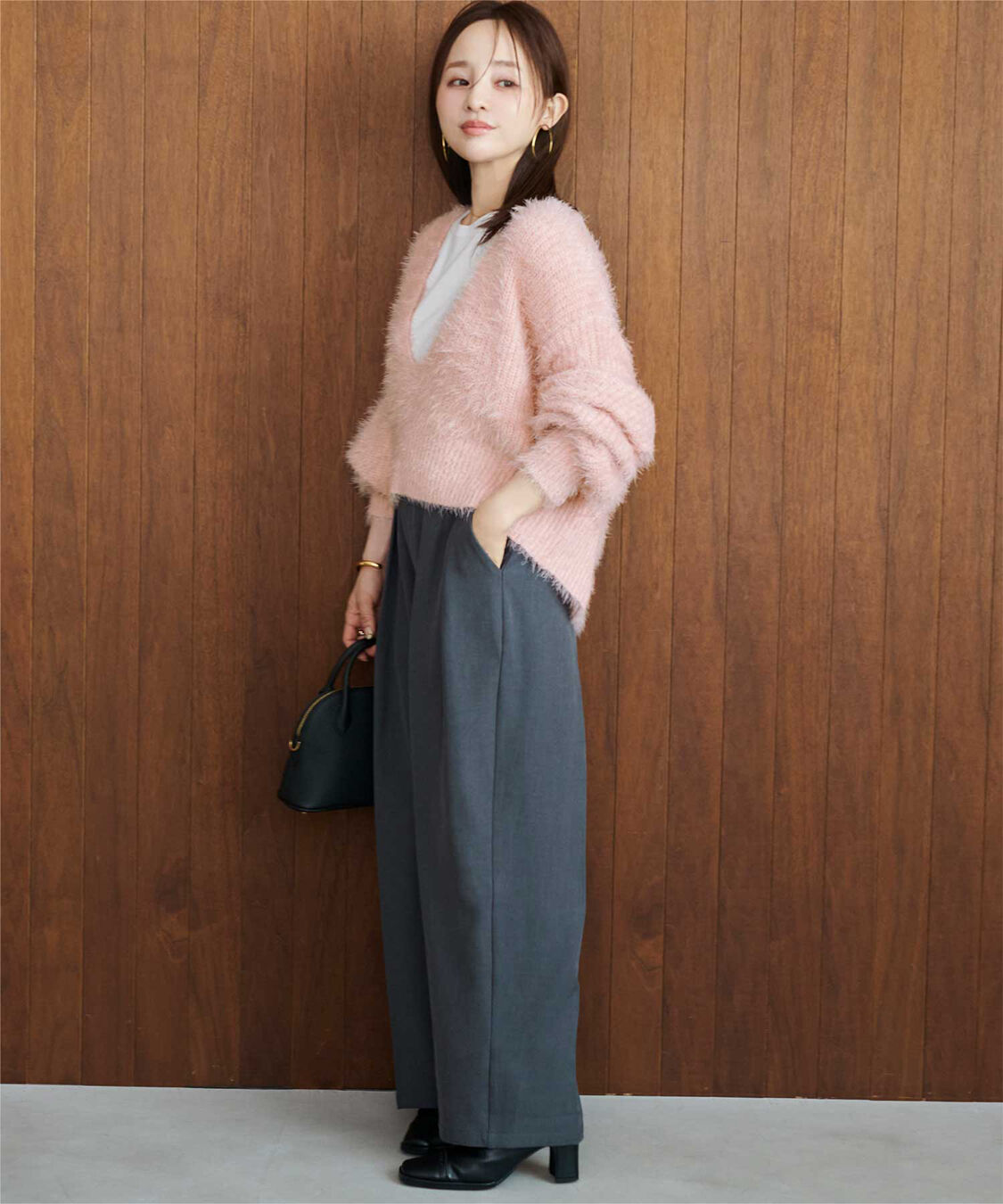 titivate「【田中亜希子さんコラボアイテム】深Vネックショートシャギーニット」|ニット・セーター|