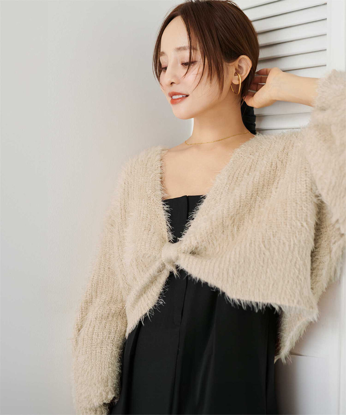 titivate「【田中亜希子さんコラボアイテム】深Vネックショートシャギーニット」|ニット・セーター|