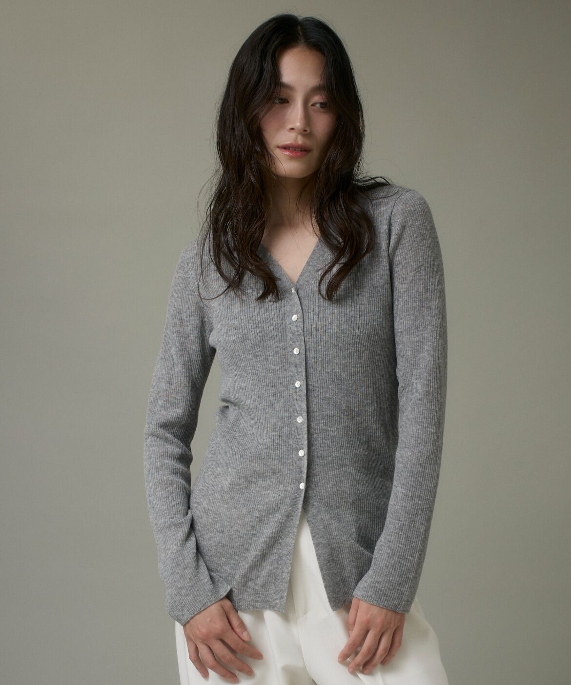 DAY by DAY it&rsquo;s international「Vネックリブニットカーディガン《Melty air wool》」|カーディガン|グレー1