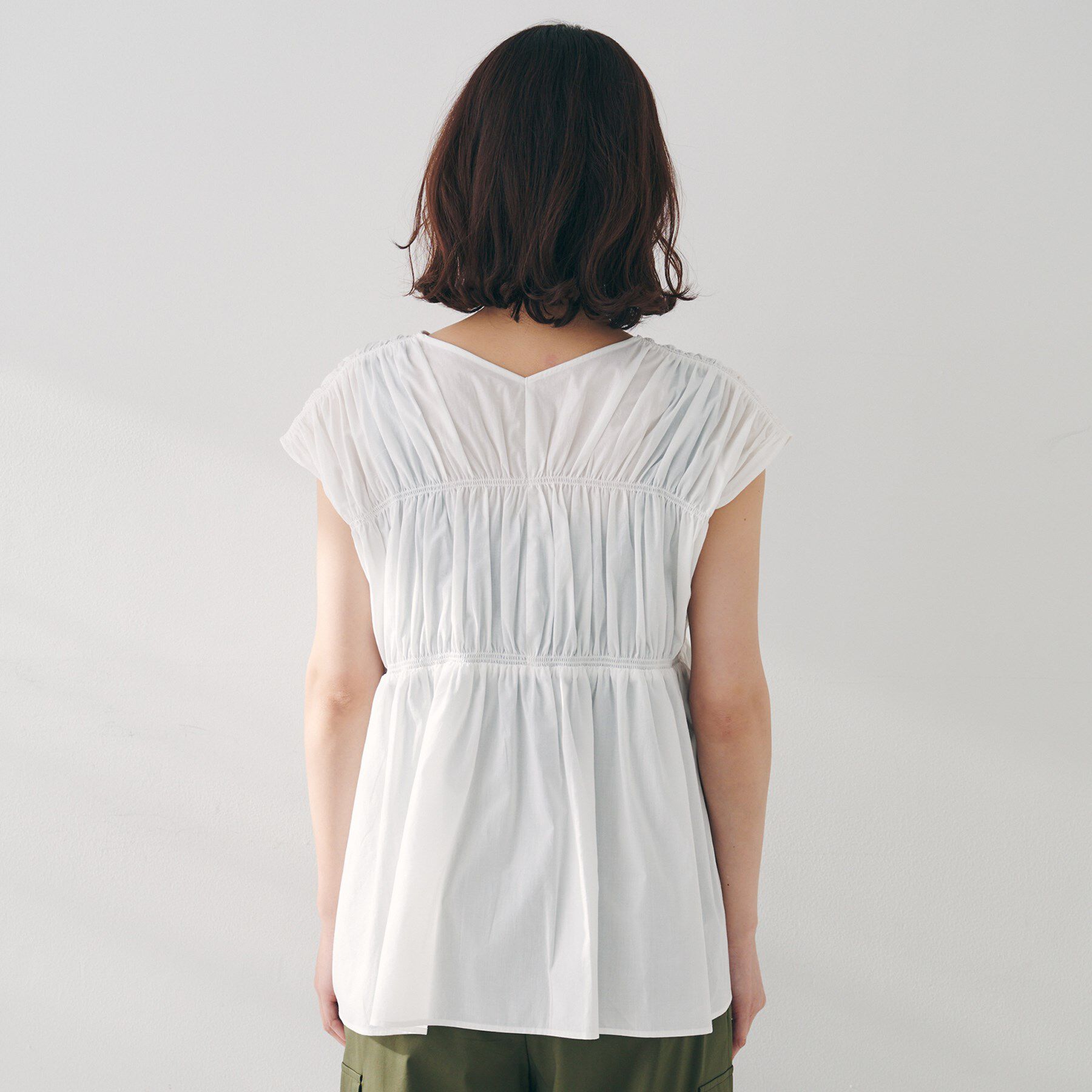 UNTITLED「【コットン100/洗える/トレンド】シャーリングブラウス」|シャツ・ブラウス|