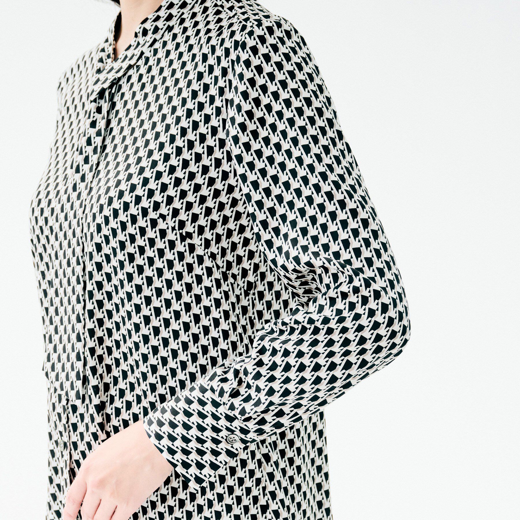 UNTITLED「【通勤/インナーブラウス】幾何柄ボウタイブラウス」|シャツ・ブラウス|