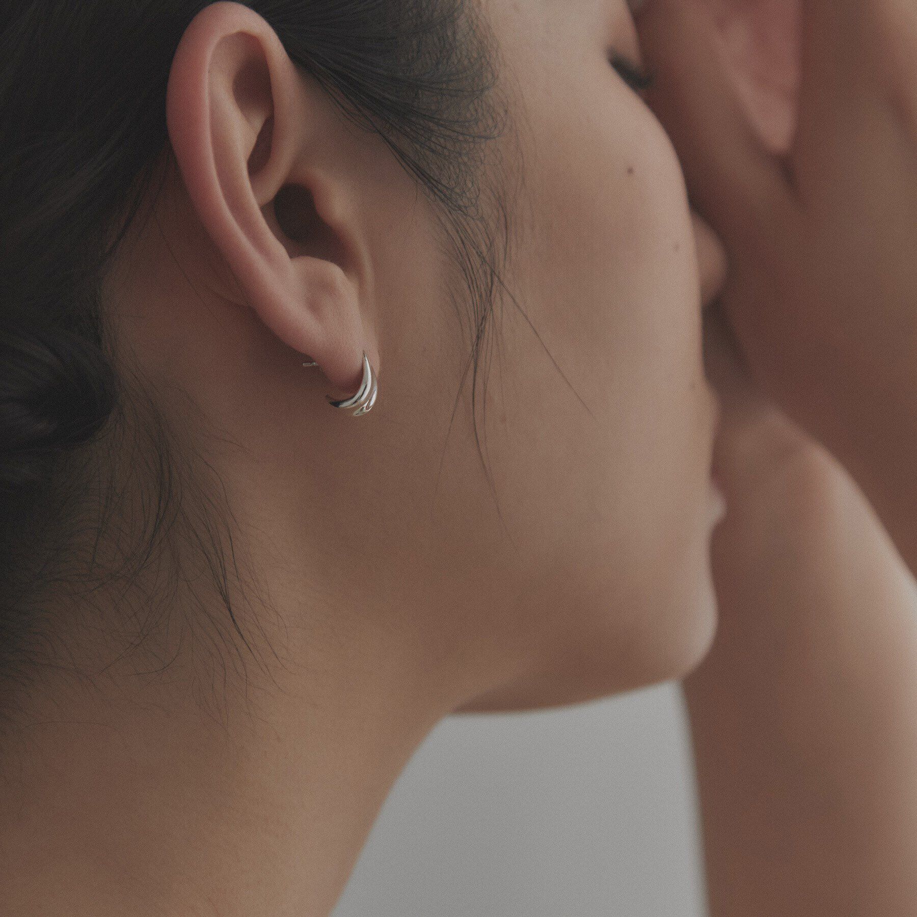 COCOSHNIK ONKITSCH「シルバー スモールフープ ホロウピアス」|ピアス|