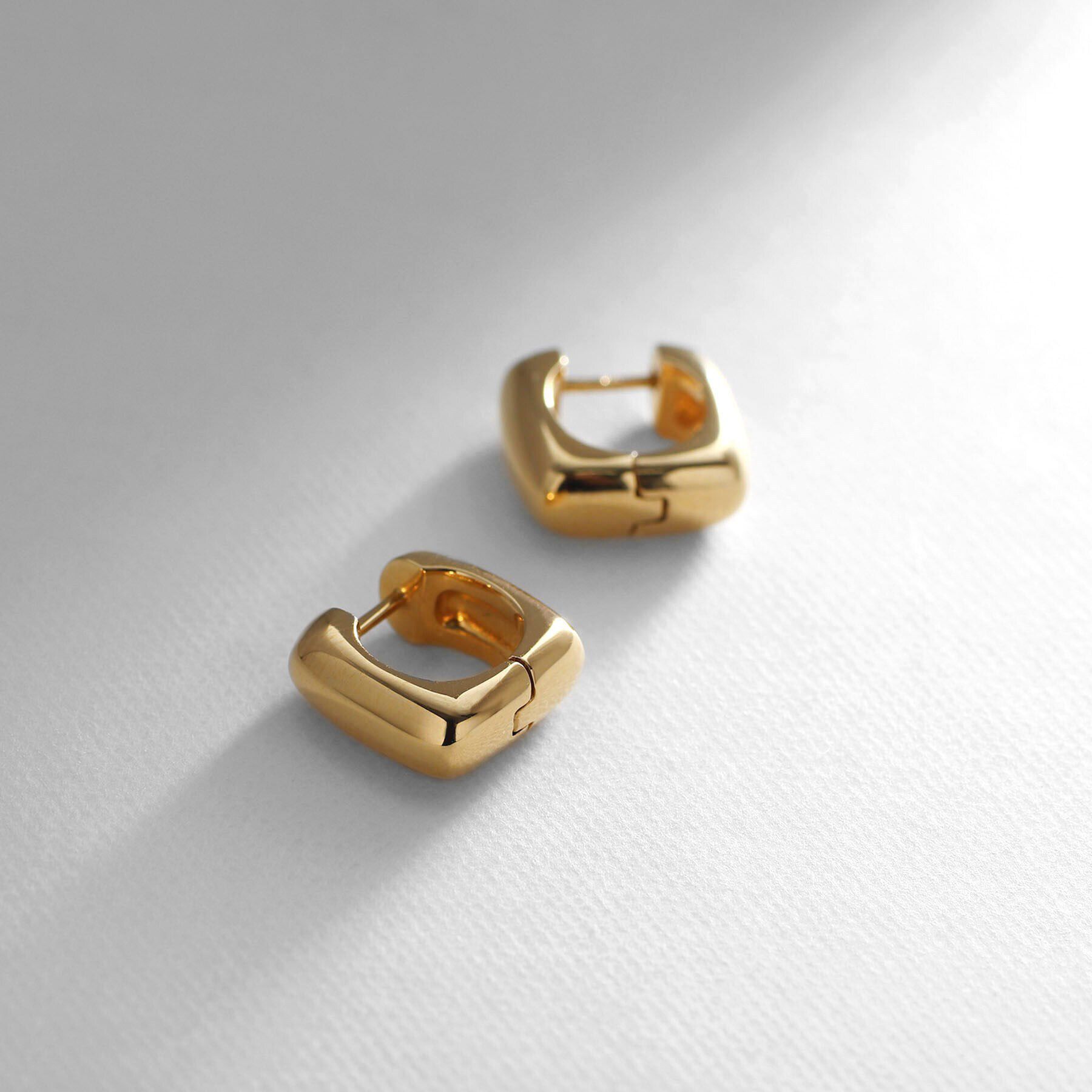 COCOSHNIK ONKITSCH「シルバー ハギーフープ スクエアピアス GP」|ピアス|